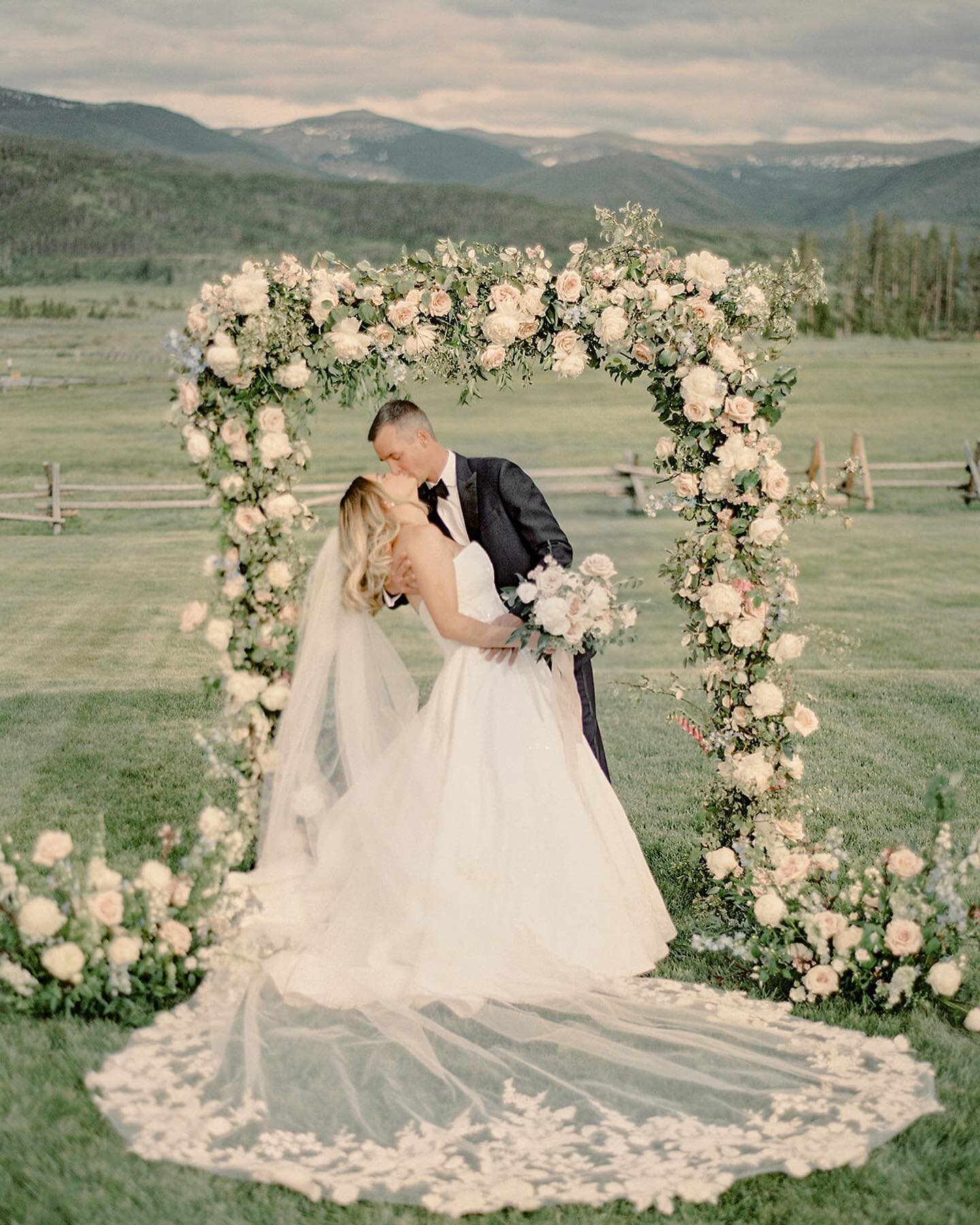 Don&rsquo;t be afraid of adding a gorgeous floral arch for your ceremony - our epic Rocky Mountains still shine through&hellip; the perfect balance!

As seen on @martha_weddings 
.
Venue @devilsthumbranchweddings
Photographer @alpandisle
Floral @ivag