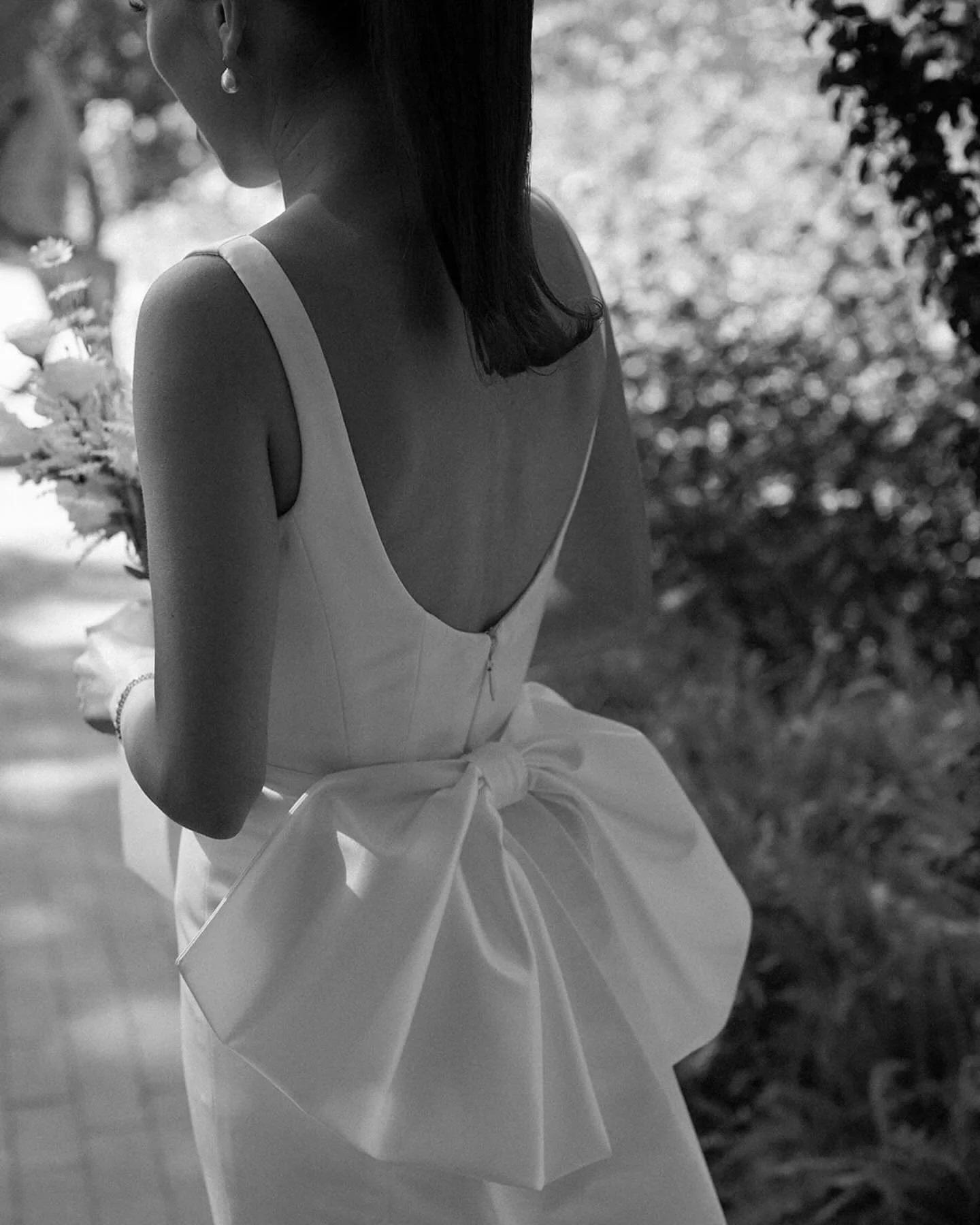 The most perfect ponytail, bows for days, a Lambeth-style cake, pedicab getaway, and stunning bridesmaid fashion - the recipe for a gorgeous garden wedding!
.
Photography @kellichristinephoto
Venue @denverbotanic
Beauty @lianakathrynmakeup
Flowers @t