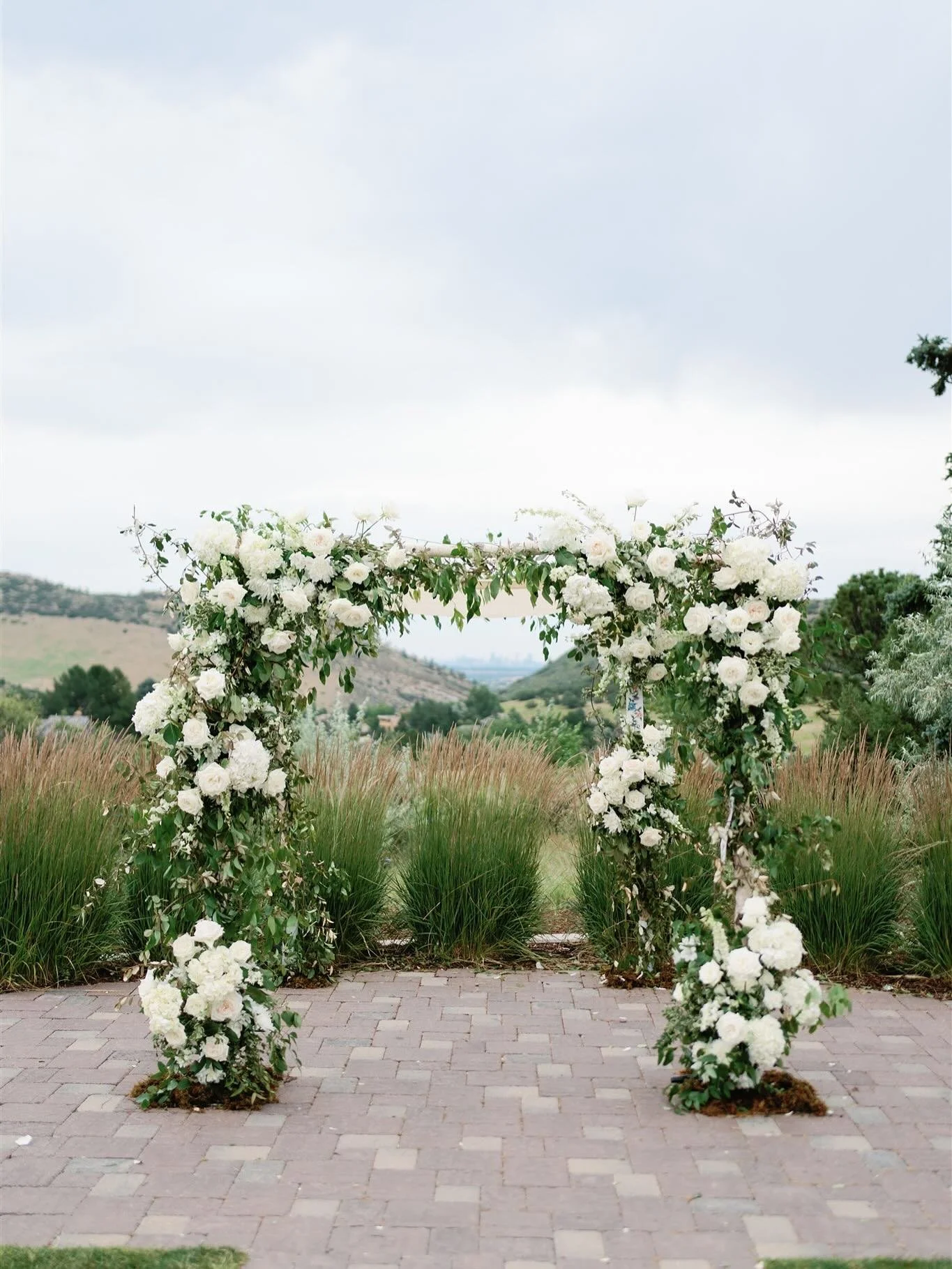 Nothing is more romantic than a lush chuppah with garden roses and greenery. With a venue as beautiful as The Manor House (and with such incredible views), the simplicity of creamy white flowers is perfection! 🤍
.
.
.
Venue @themanorhouseco
Photogra