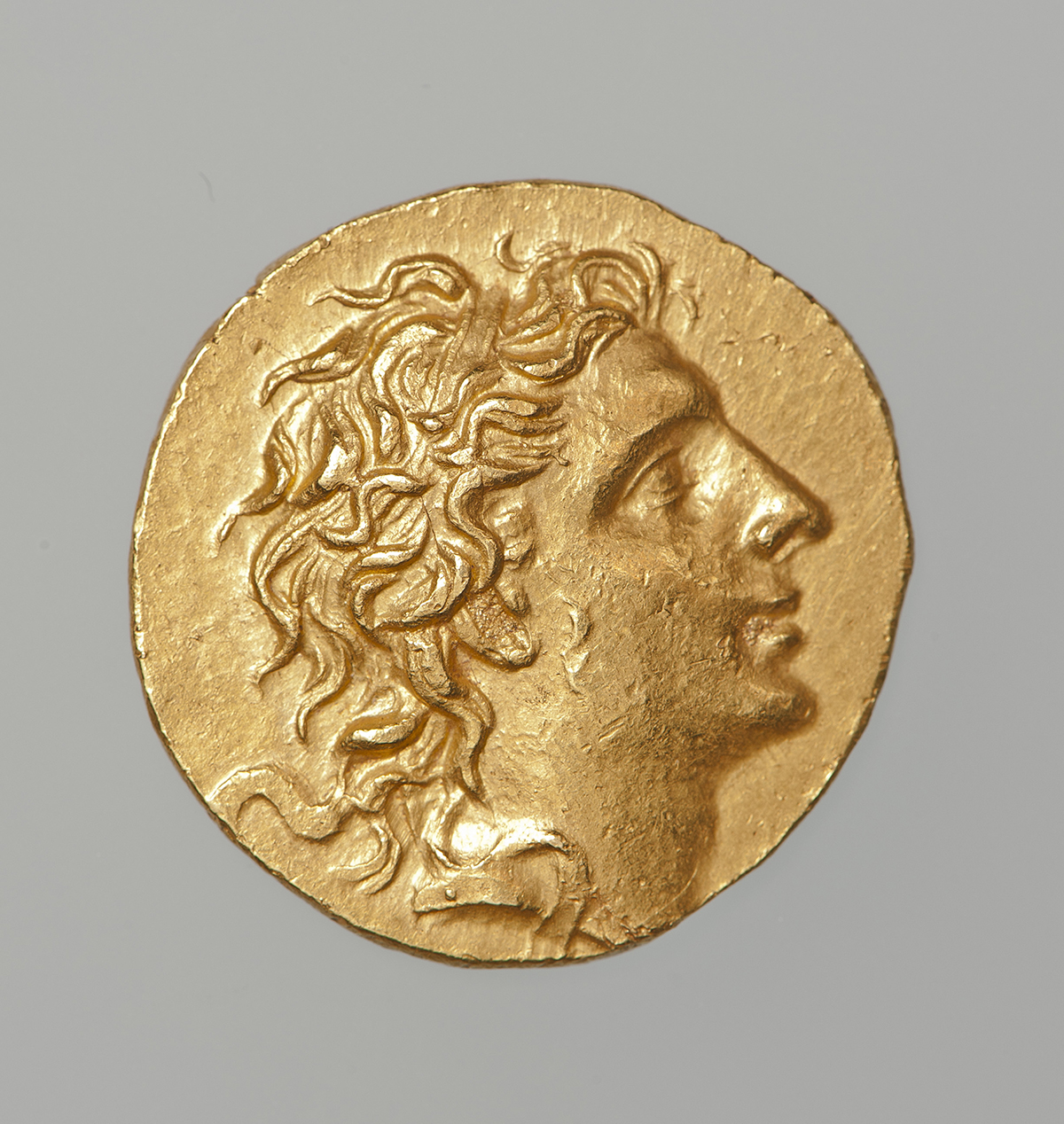 “Stater of Mithridates VI Eupator Dionysos,” Greek, late Hellenistic period, 86-85 B.C., gold. Numismatic Museum, Athens. Image copyright Epigraphic and Numismatic Museum, Athens.