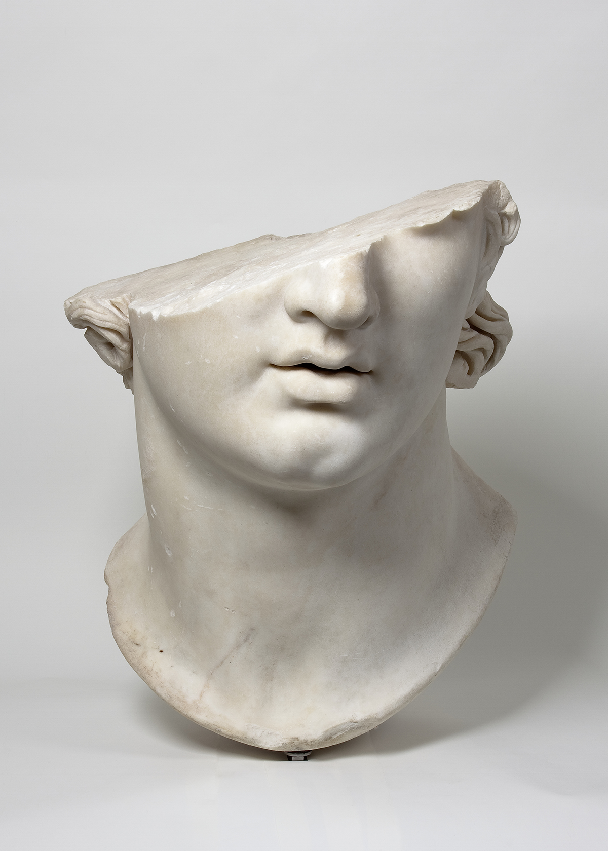 “Fragmentary Colossal Head of a Youth” (possibly Alexander), Greek, Hellenistic period, 2nd century B.C., marble, Antikensammlung, Staatliche Museen zu Berlin. Image copyright SMB/Antikensammlung.