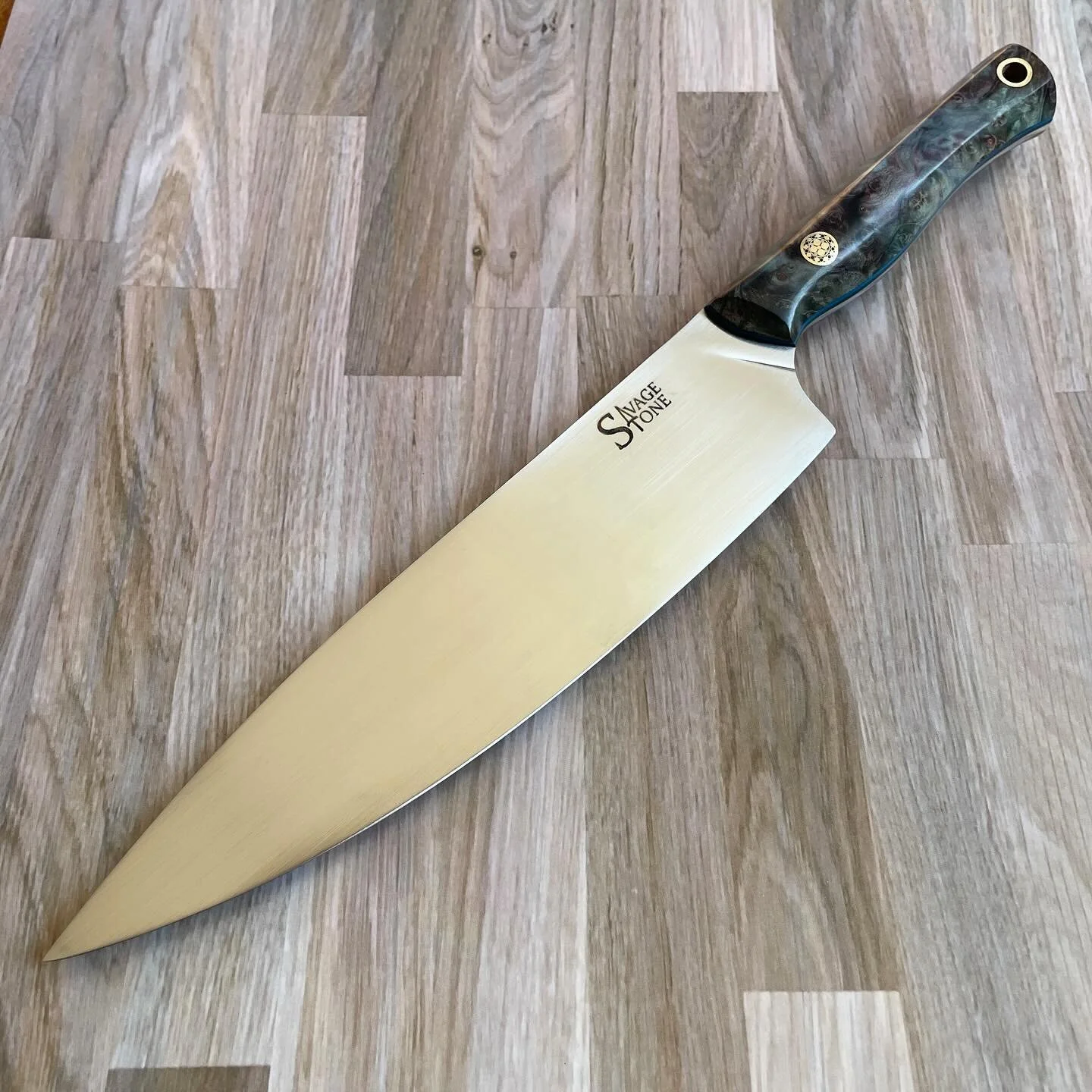 Another commission headed north to some very special folks: 8.5&rdquo; Chef in Nitro-V wearing some positively ethereal dyed box elder from @flemingwoodsupply with blue and green G10 liners; brass, stainless and copper mosaic; maple and poplar saya. 