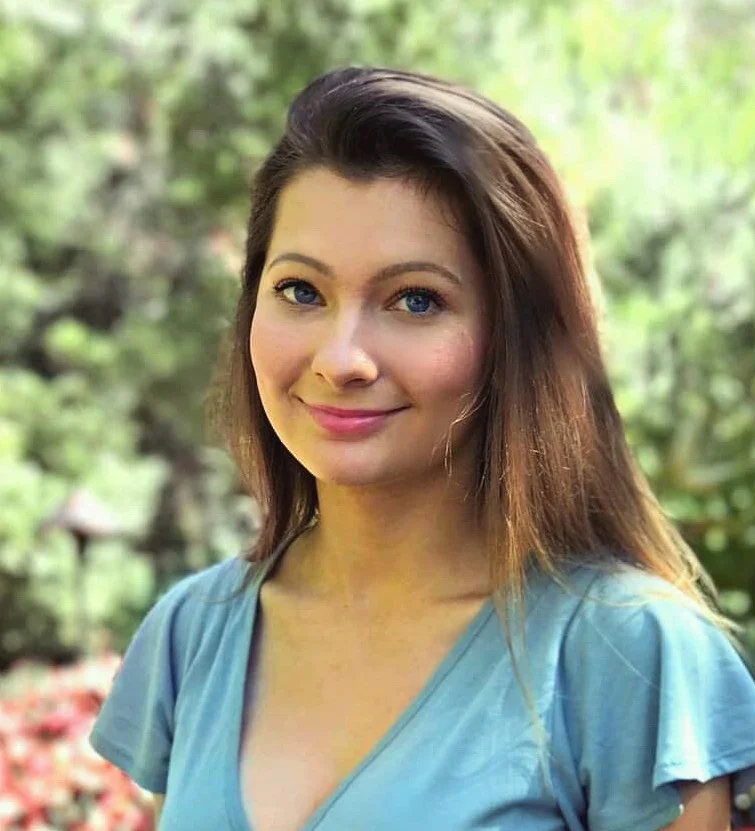 Catherine D. Headshot.jpg