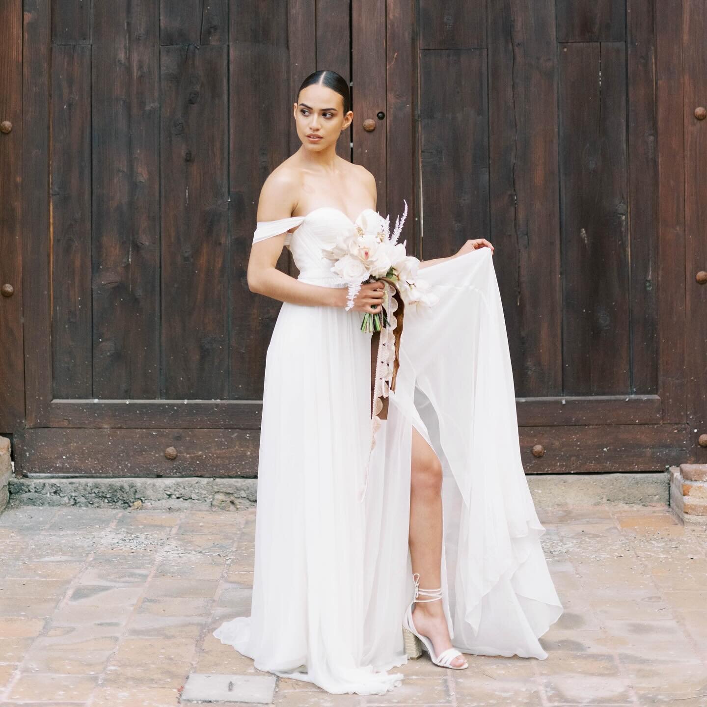 Sexy and sweet Natalie Gown is timeless&hellip; paired with a open ankle strap shoe and a little leg action. ✨✨✨ Perfect for outdoor weddings. Contact me for custom orders:)
⠀⠀⠀⠀⠀⠀⠀⠀⠀⠀⠀⠀
⠀⠀⠀⠀⠀⠀⠀⠀⠀⠀⠀⠀
#tatyanamerenyuk #bridal #handmade #custommade #pl