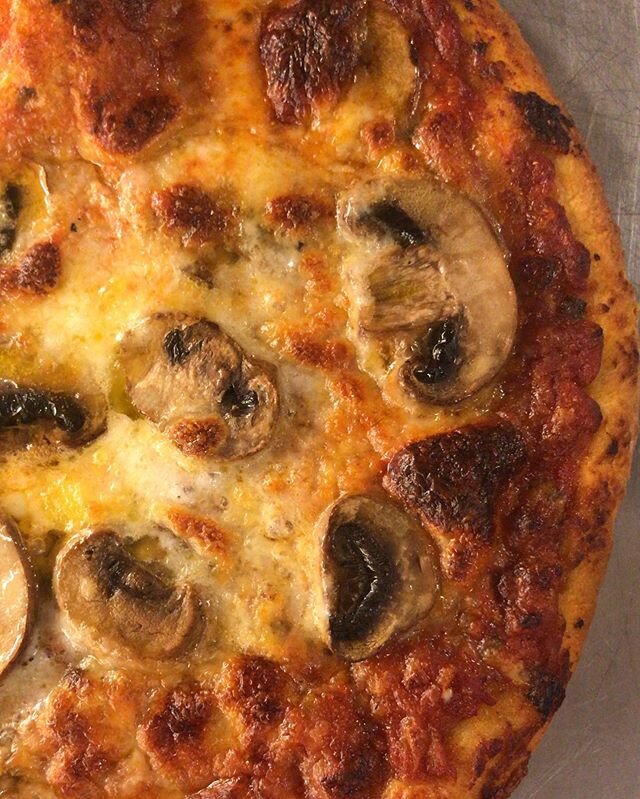 Pizza night with my mom
&bull;
&bull;
&bull;
&bull;
&bull;
#groveandvine #olive #oil #oleologist #evoo #olio #nicholascoleman #gv #coronavirus #quarantine #fundamental #oliveoil #pantry #shelfstable #bottle #sale #help #recipe #food #healing #nutriti