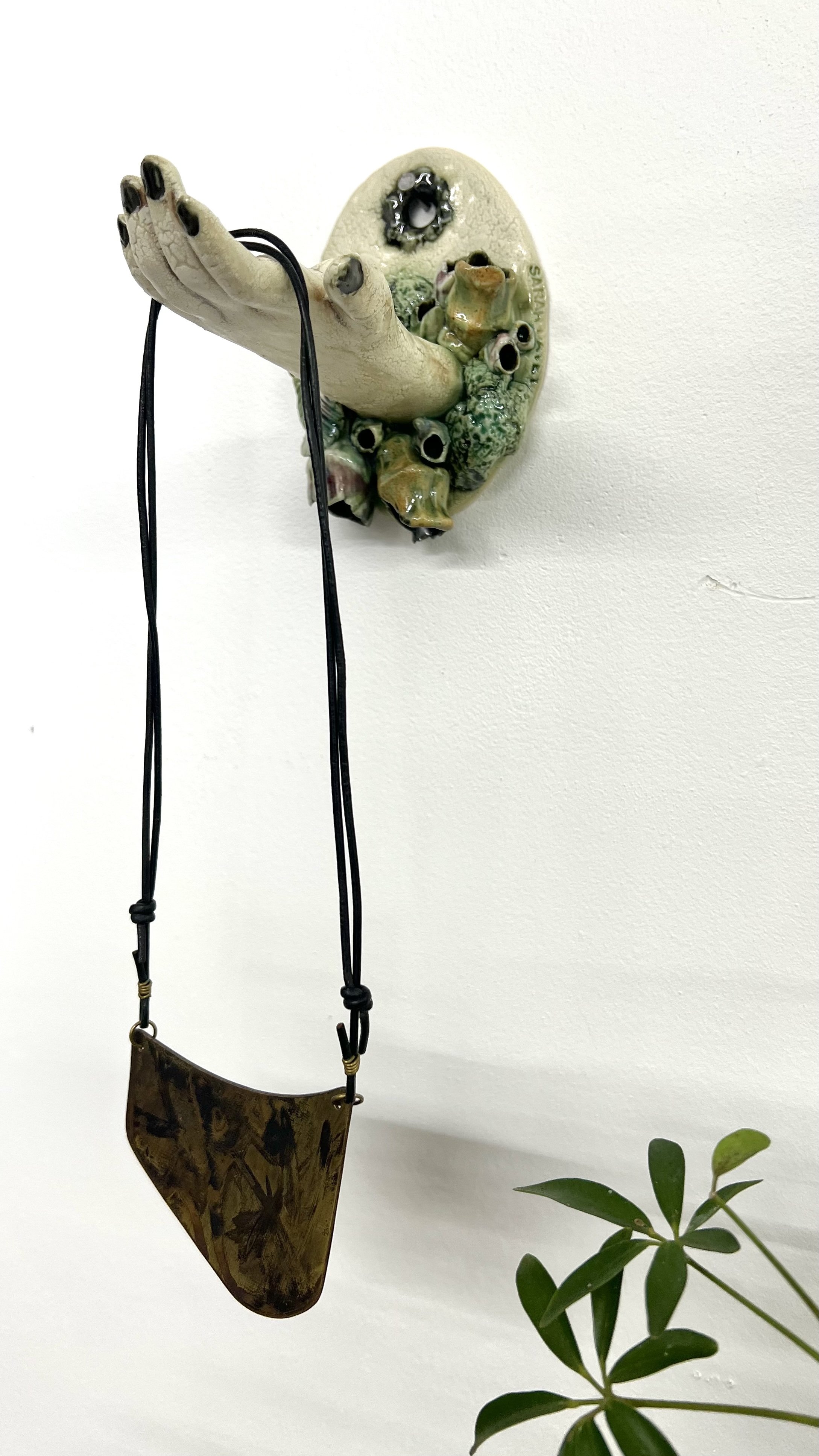 Handy Holder black nails 02.jpg