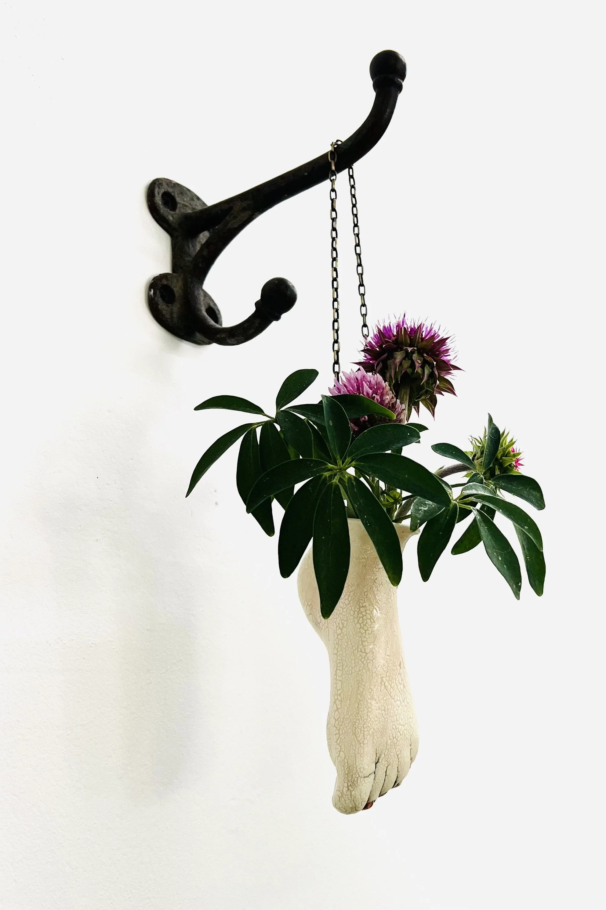 creamy crawl left foolt planter_01.jpg