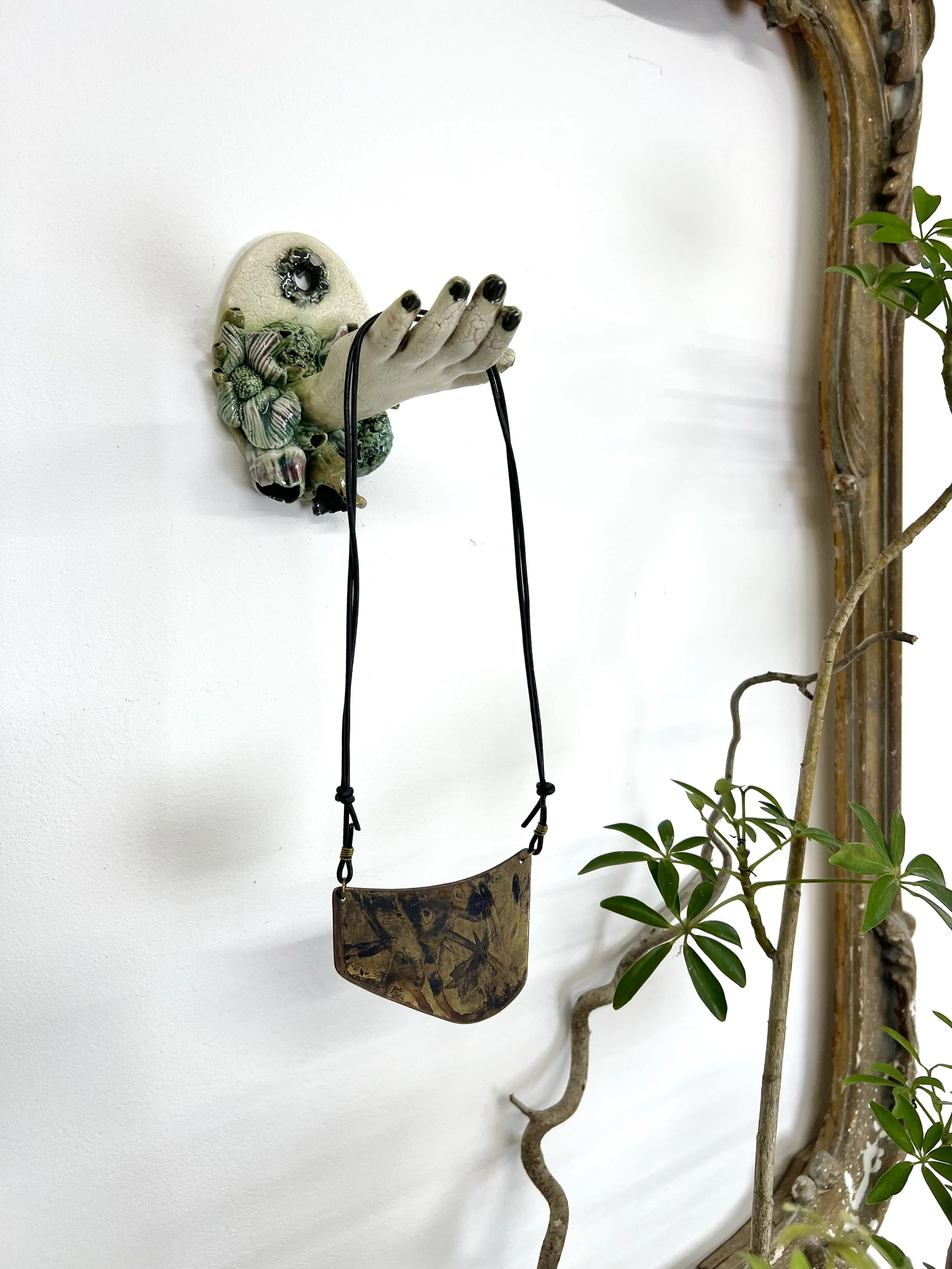 Handy Holder black nails 03.jpg