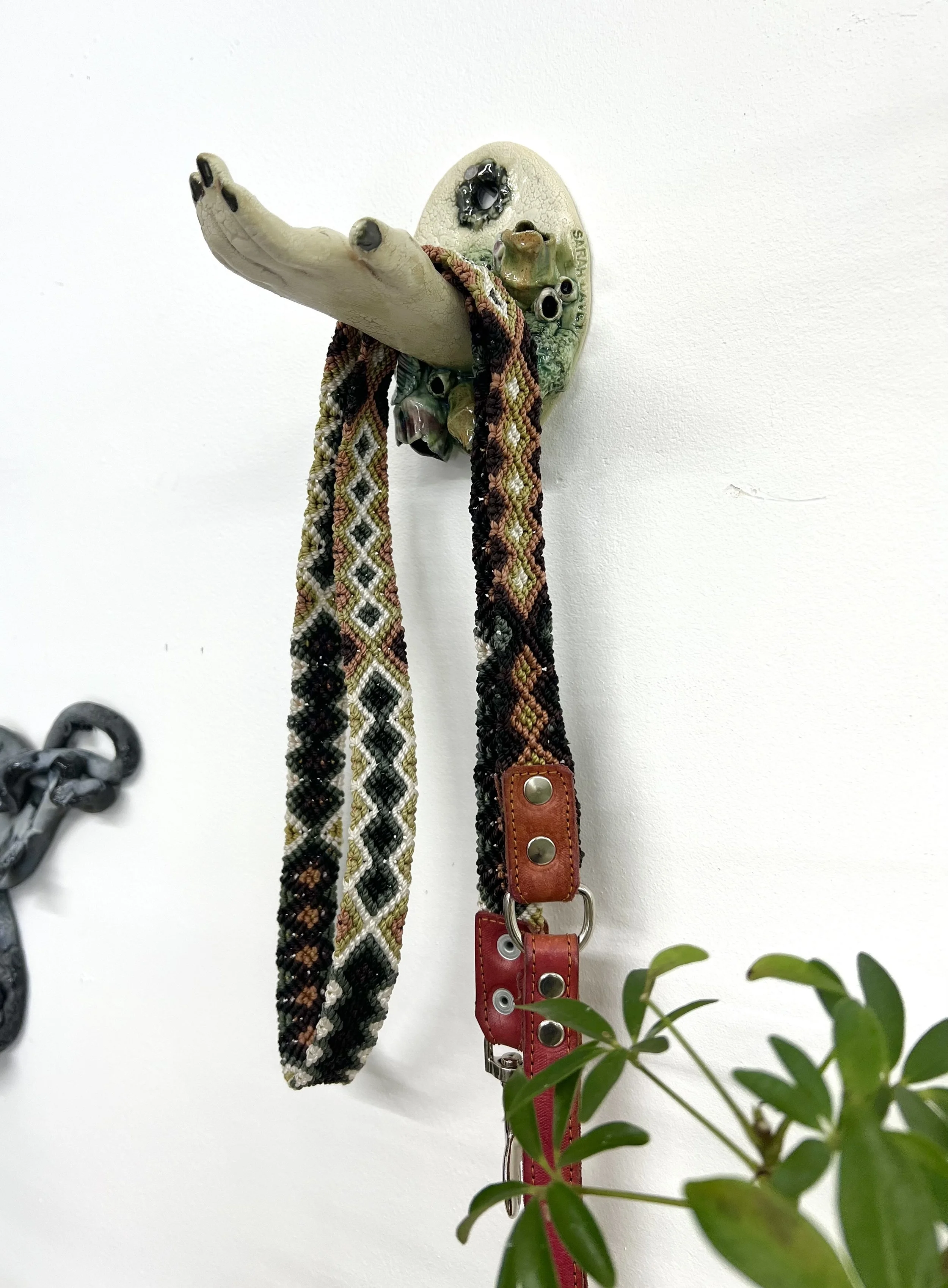 Handy Holder black nails 01.jpg