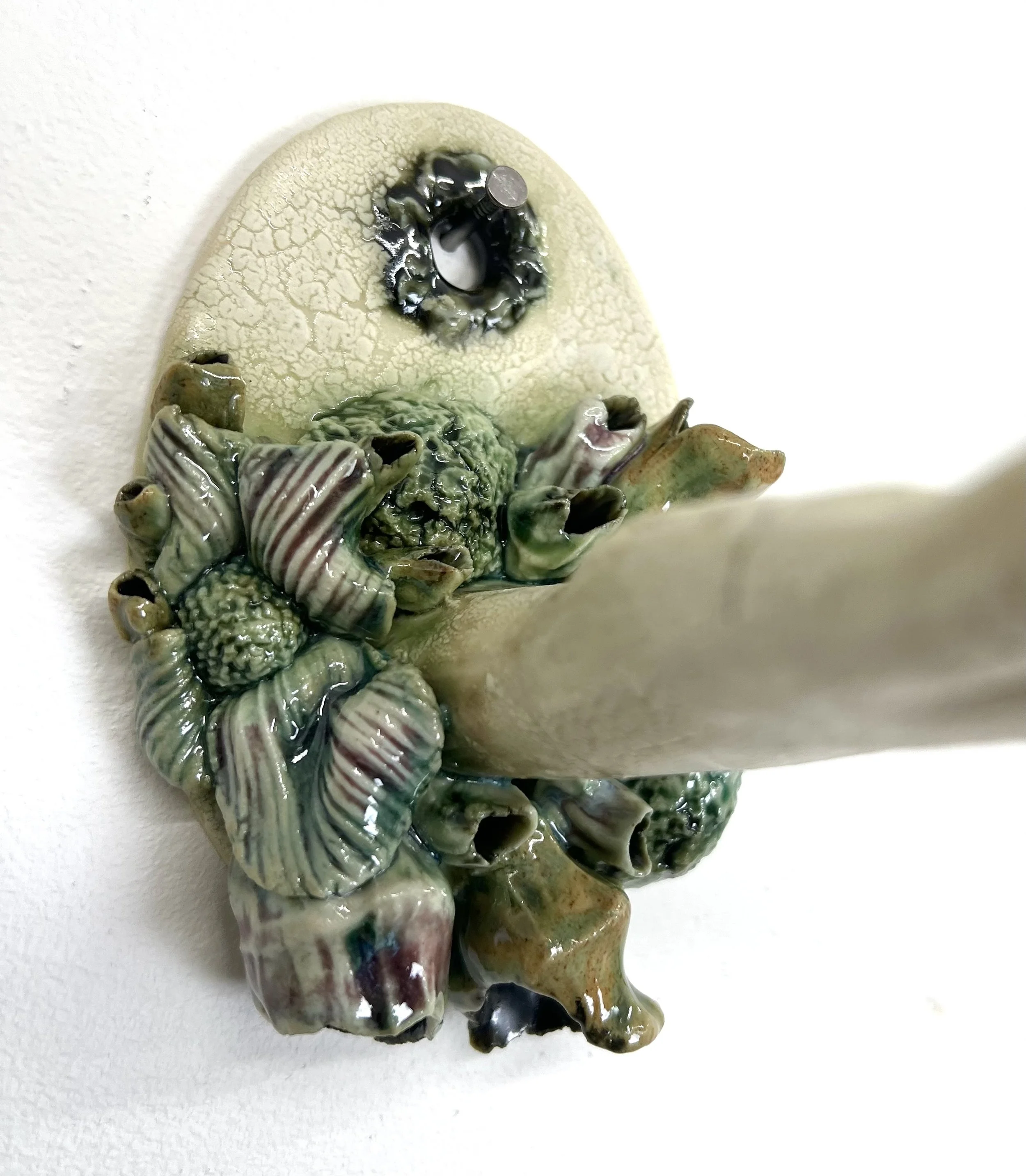 Handy Holder black nails 04.jpg