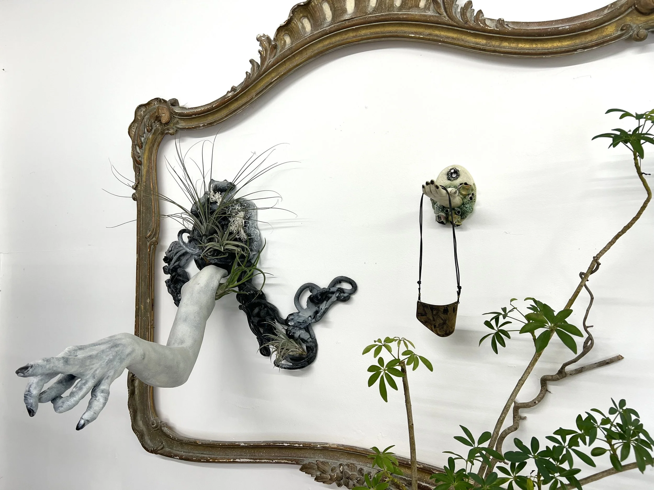 Handy Holder black nails 06.jpg