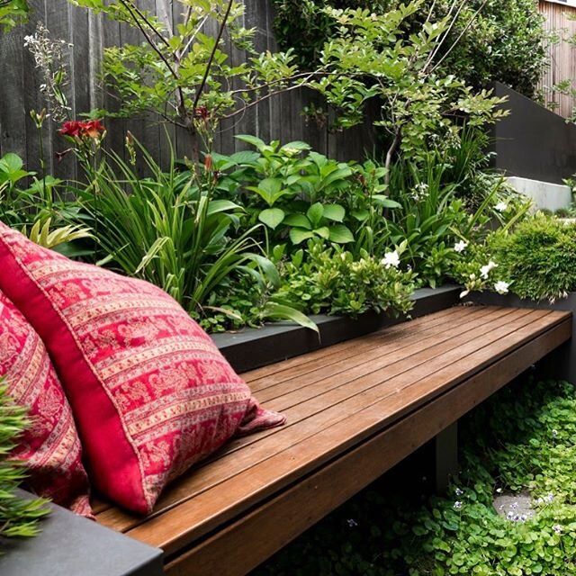 A well placed garden bench invites you to sit amongst the green 🌿

#landsberggardendesign #gardenbench #planttherapy #gardenrelaxation