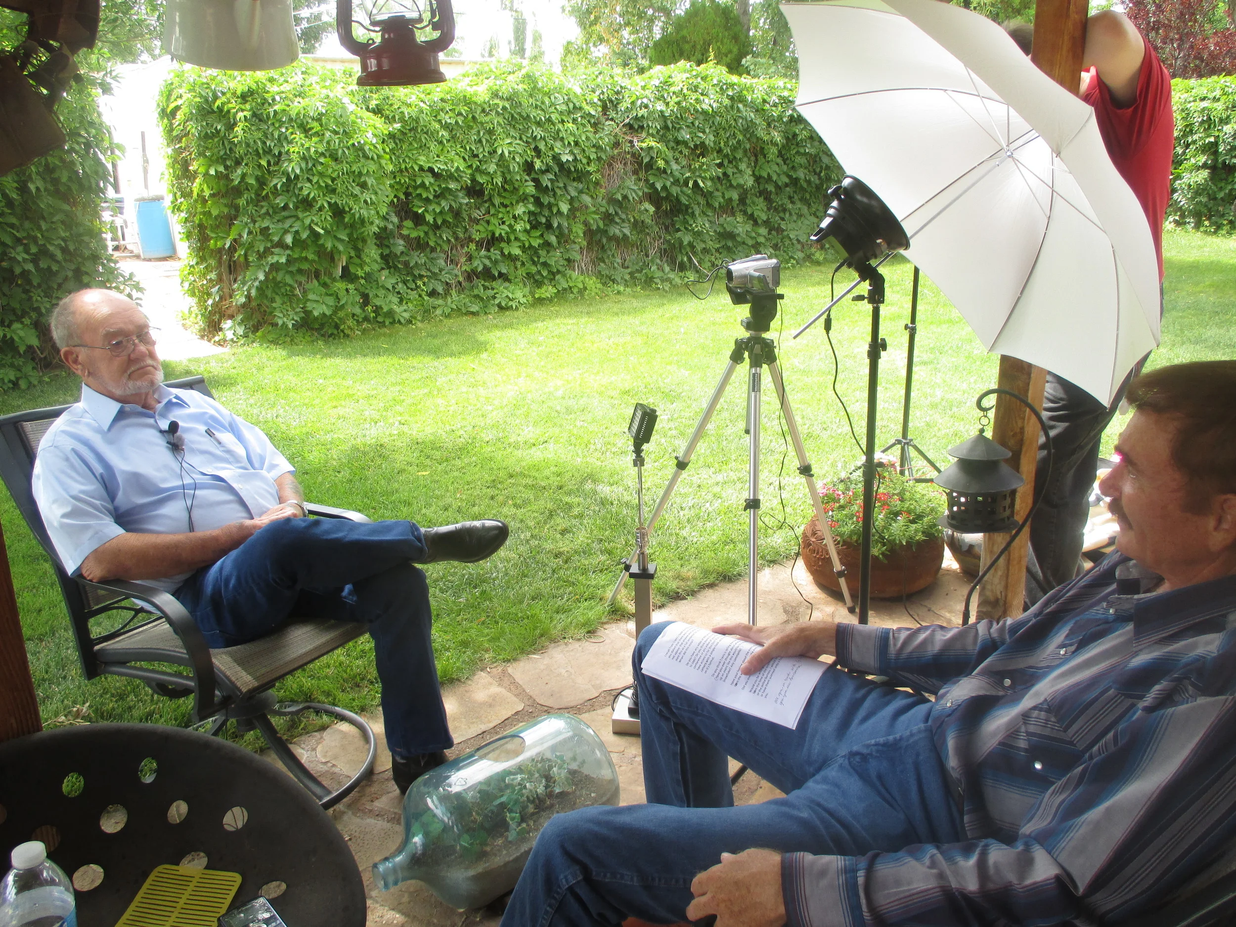 Travis Walton conducting an interview with Sheriff Marlin Gillespie in Holbrook, Arizona, August 2014. Photo courtesy of OnWinges Productions.