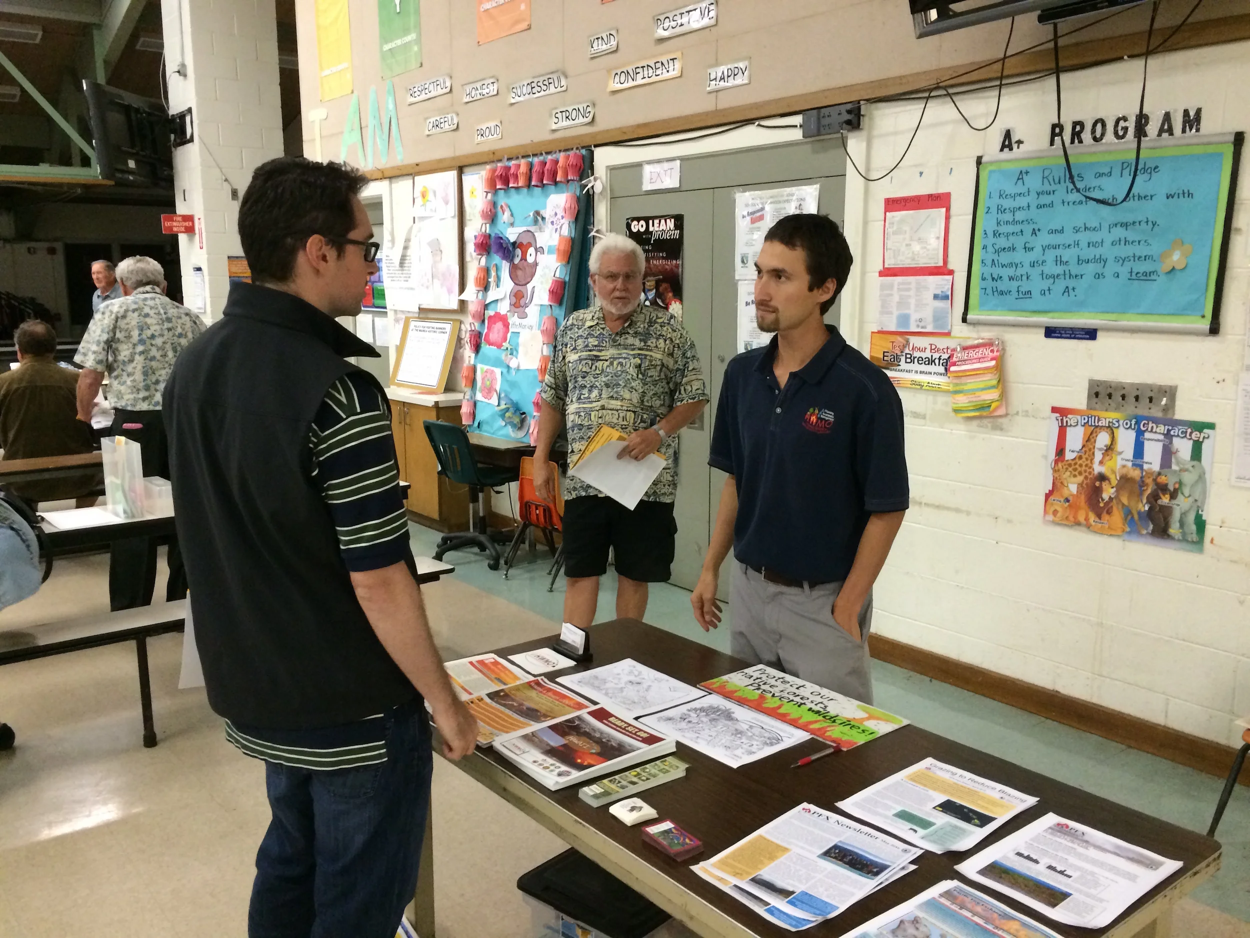 Pablo Beimler speaks with community member about wildfire preparedness.