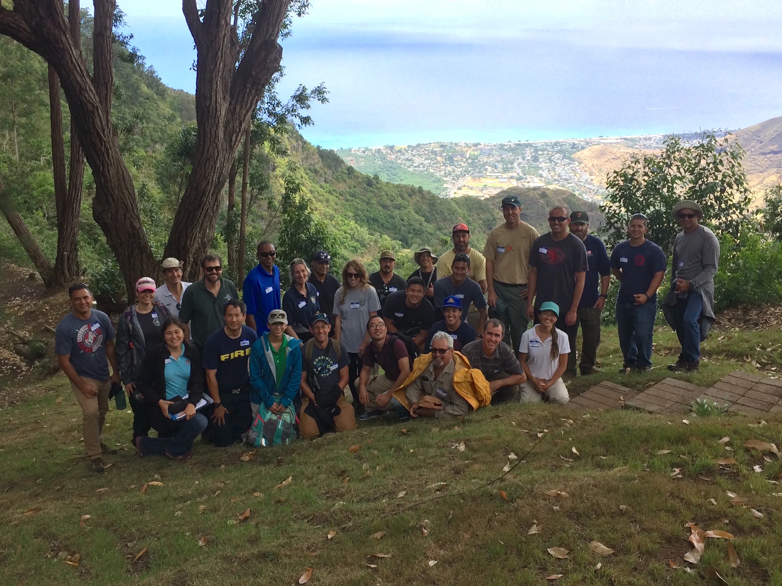 Group photo in front of Nānakuli backdrop.