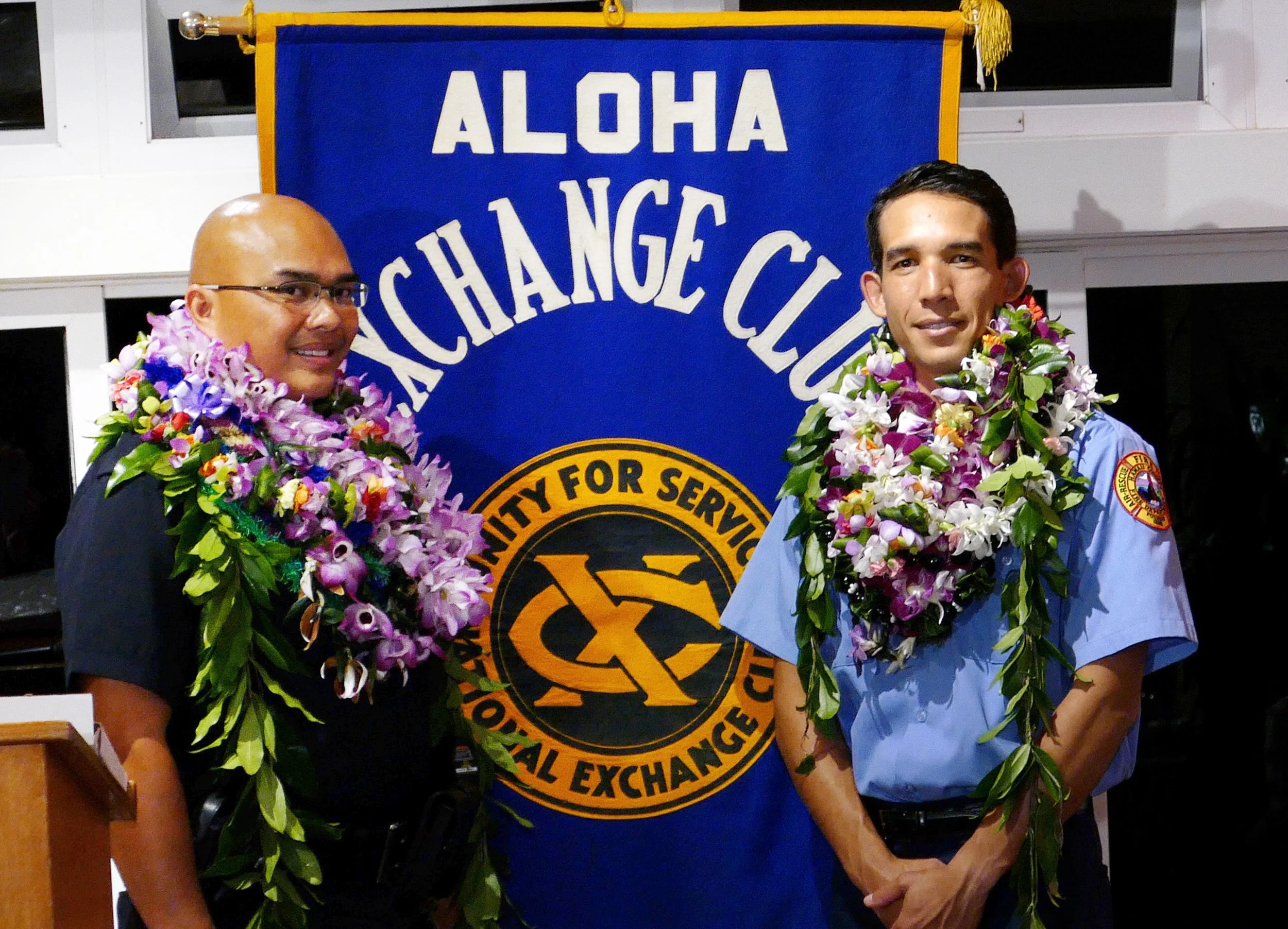 Officer Conrad Bidal (L) Firefighter/EMT Kainoa Willey (R). Credit: Hawaii 24/7