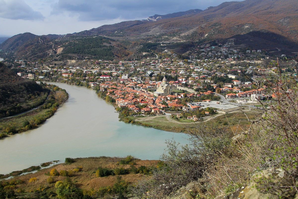 На стрелке Арагви и Куры, на древнем шелковом пути, стоит древняя столица Грузии Мцхета