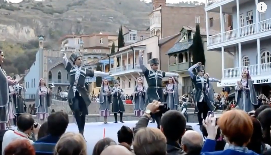 Как в Грузии танцуют чарльстон