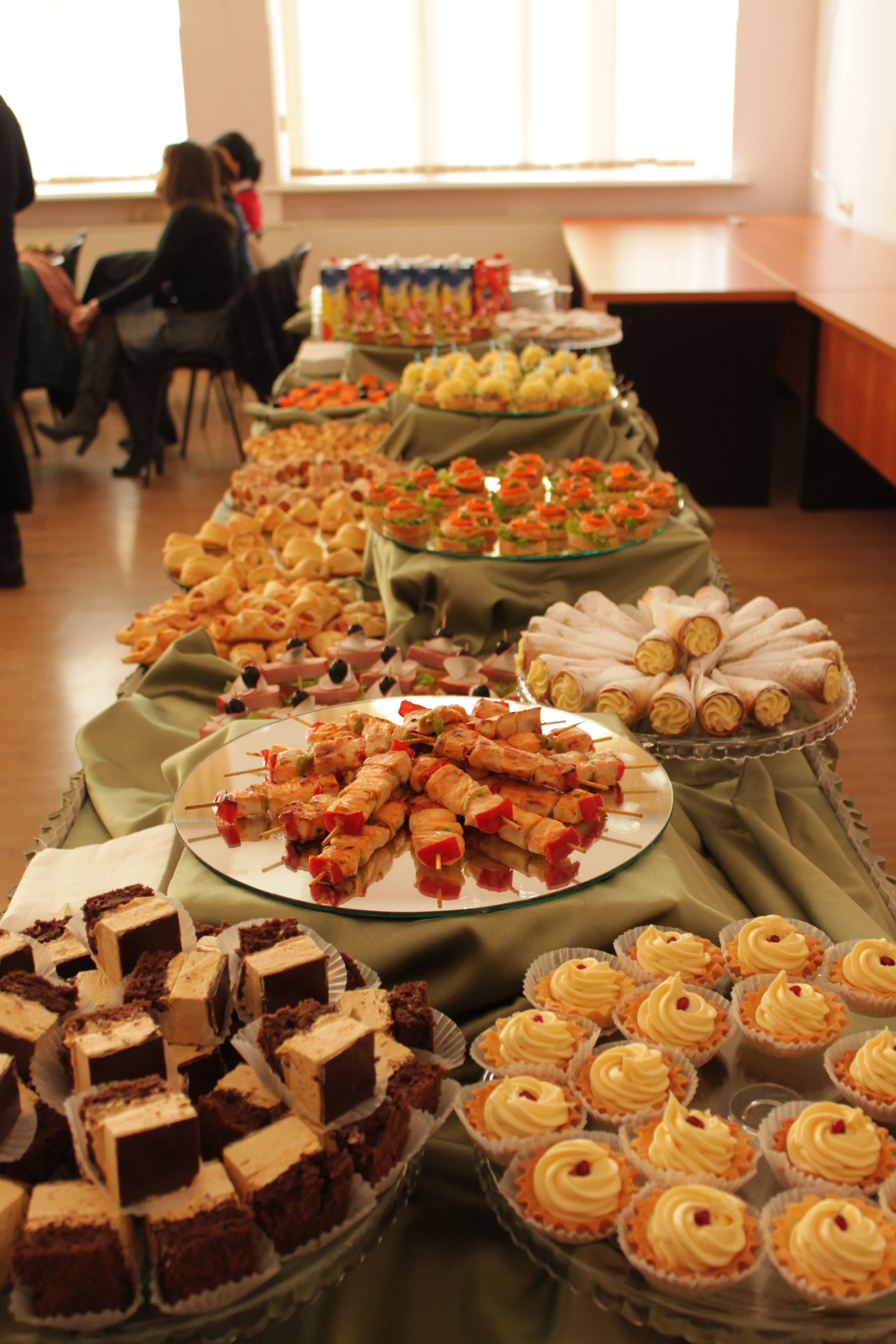 Шашлык, салат, хачапури