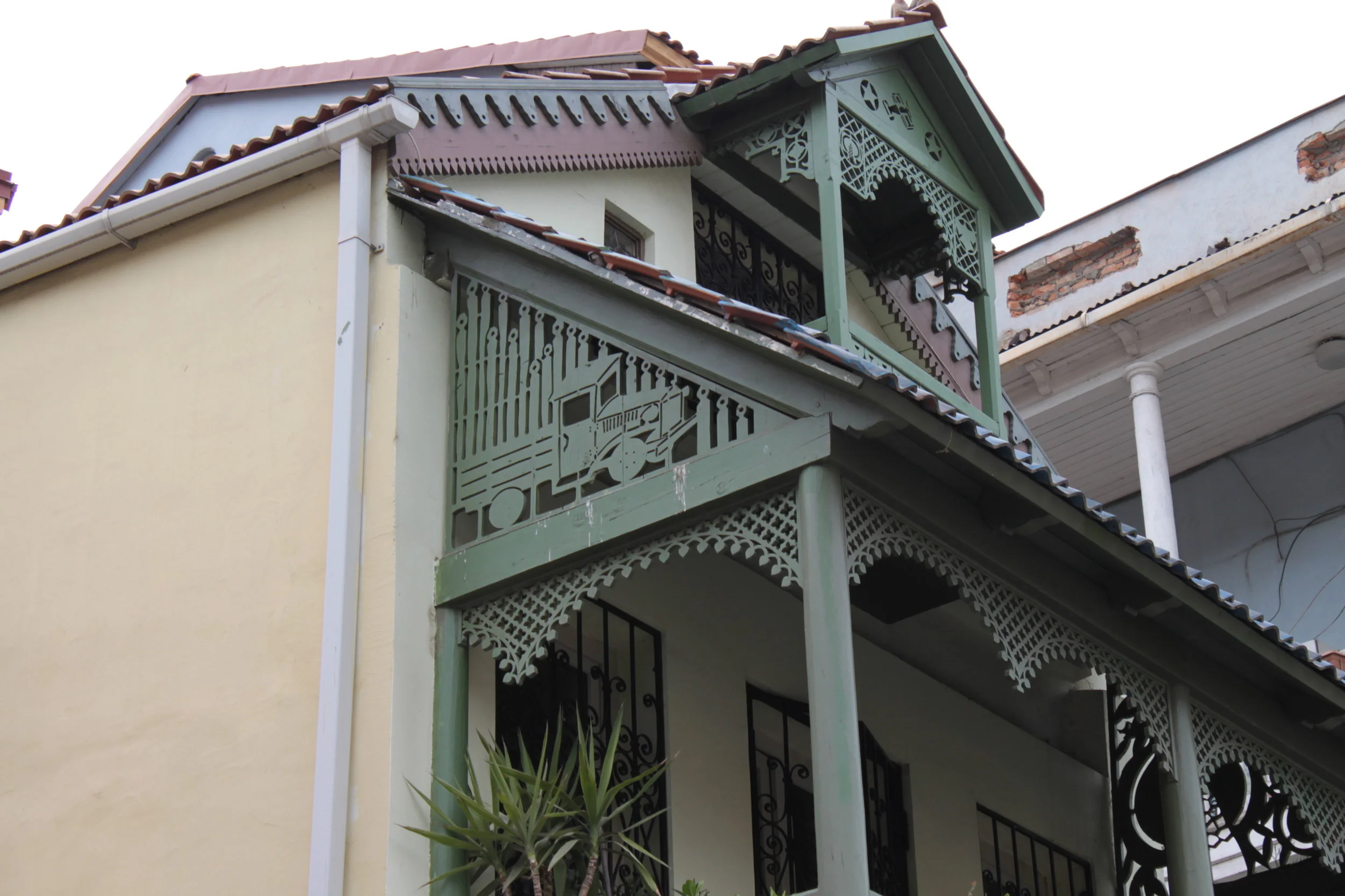 Резной балкон в центре Тбилиси - рассматриваем пристально ;) 