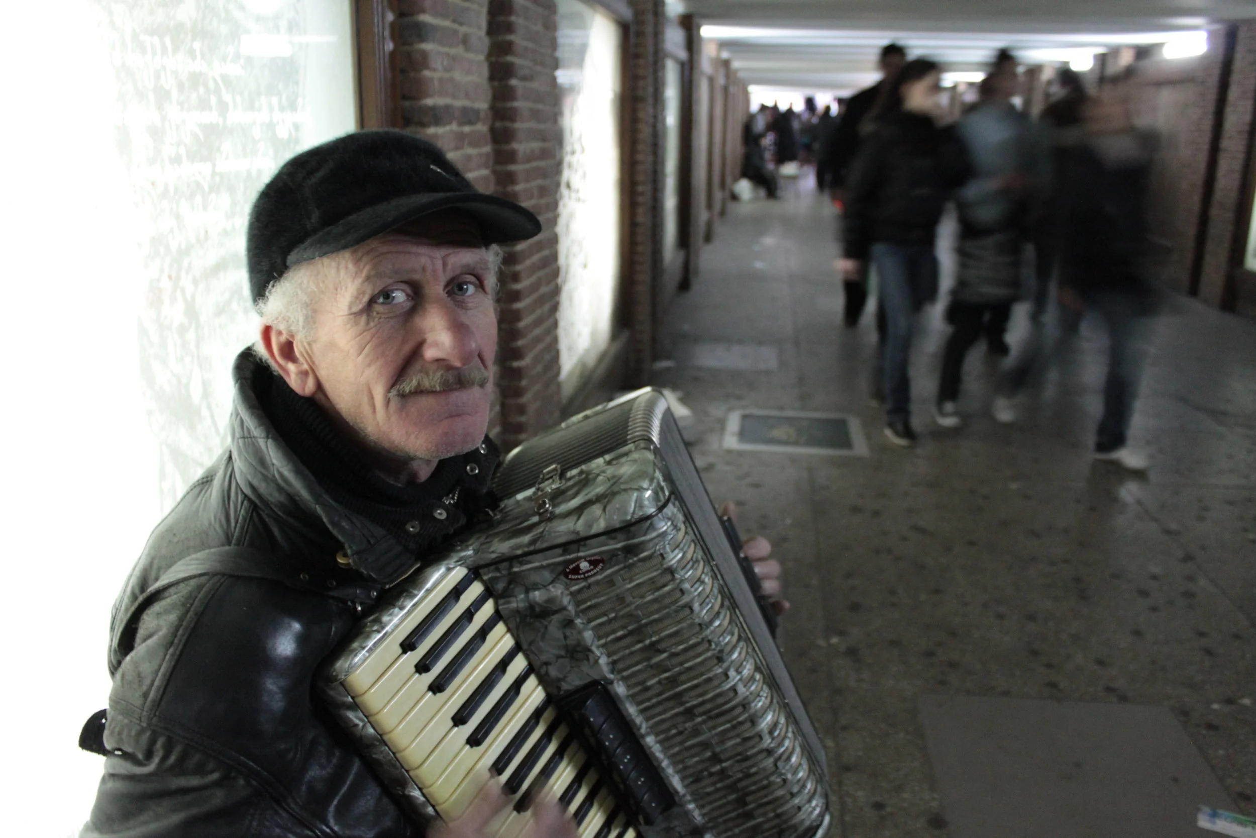 Нелегкий хлеб уличных артистов Тбилиси 