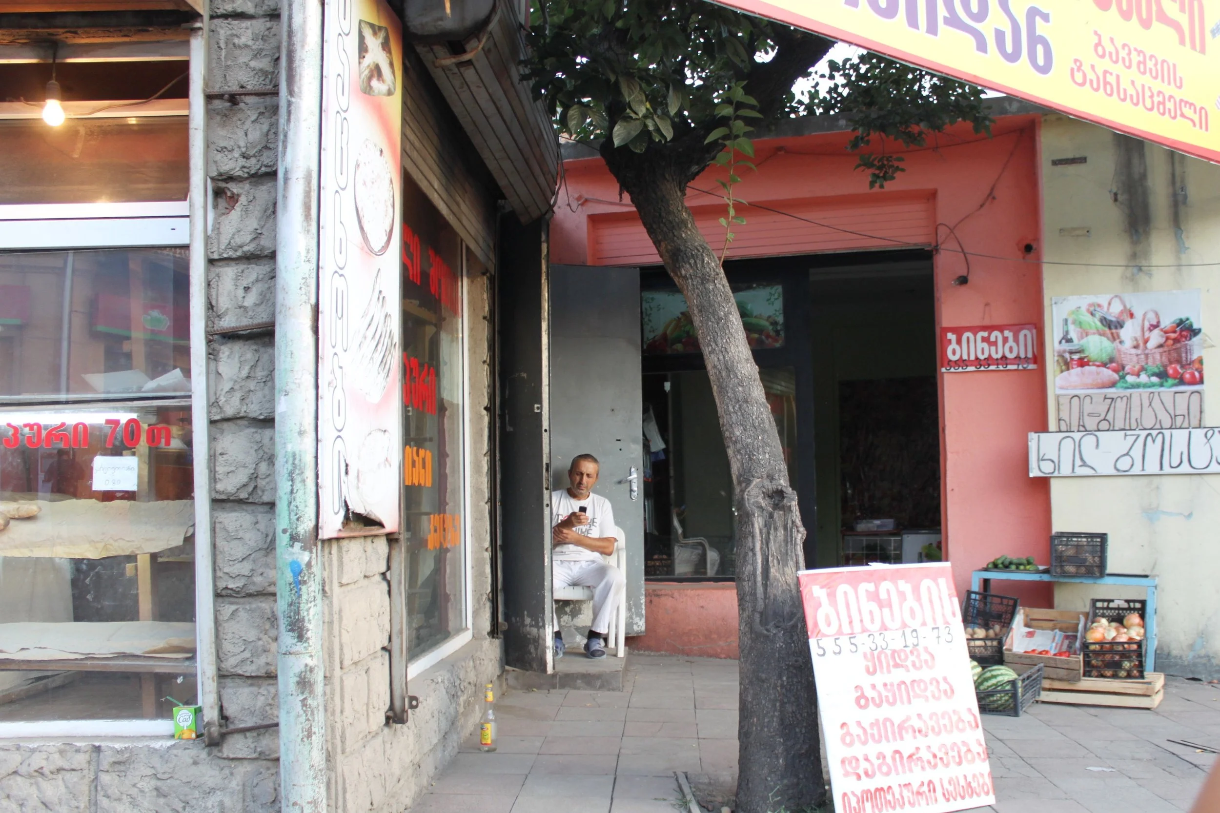 Человек-оркестр - бытовая сцена в центре Тбилиси