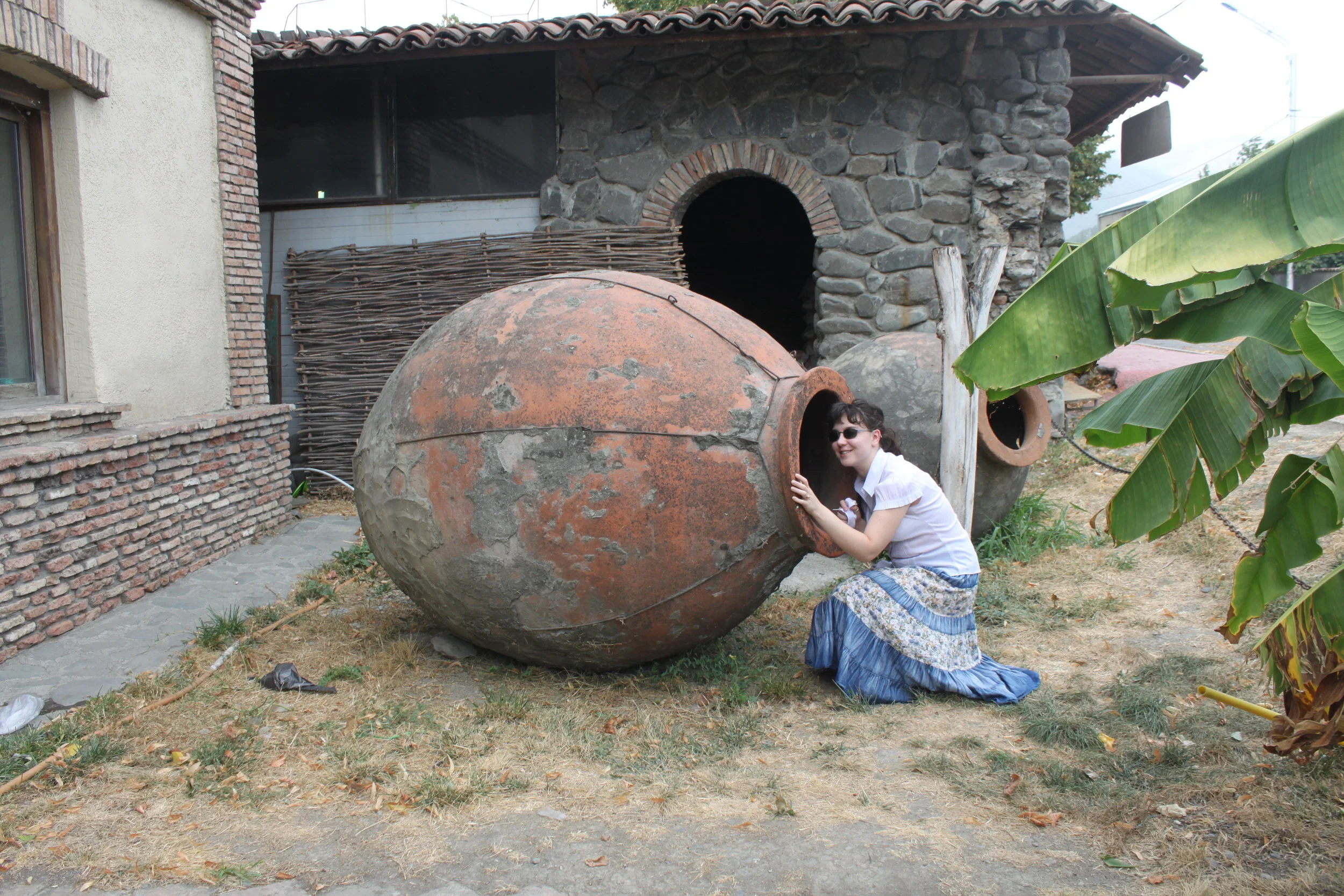Девушка и большой глиняный кувшин