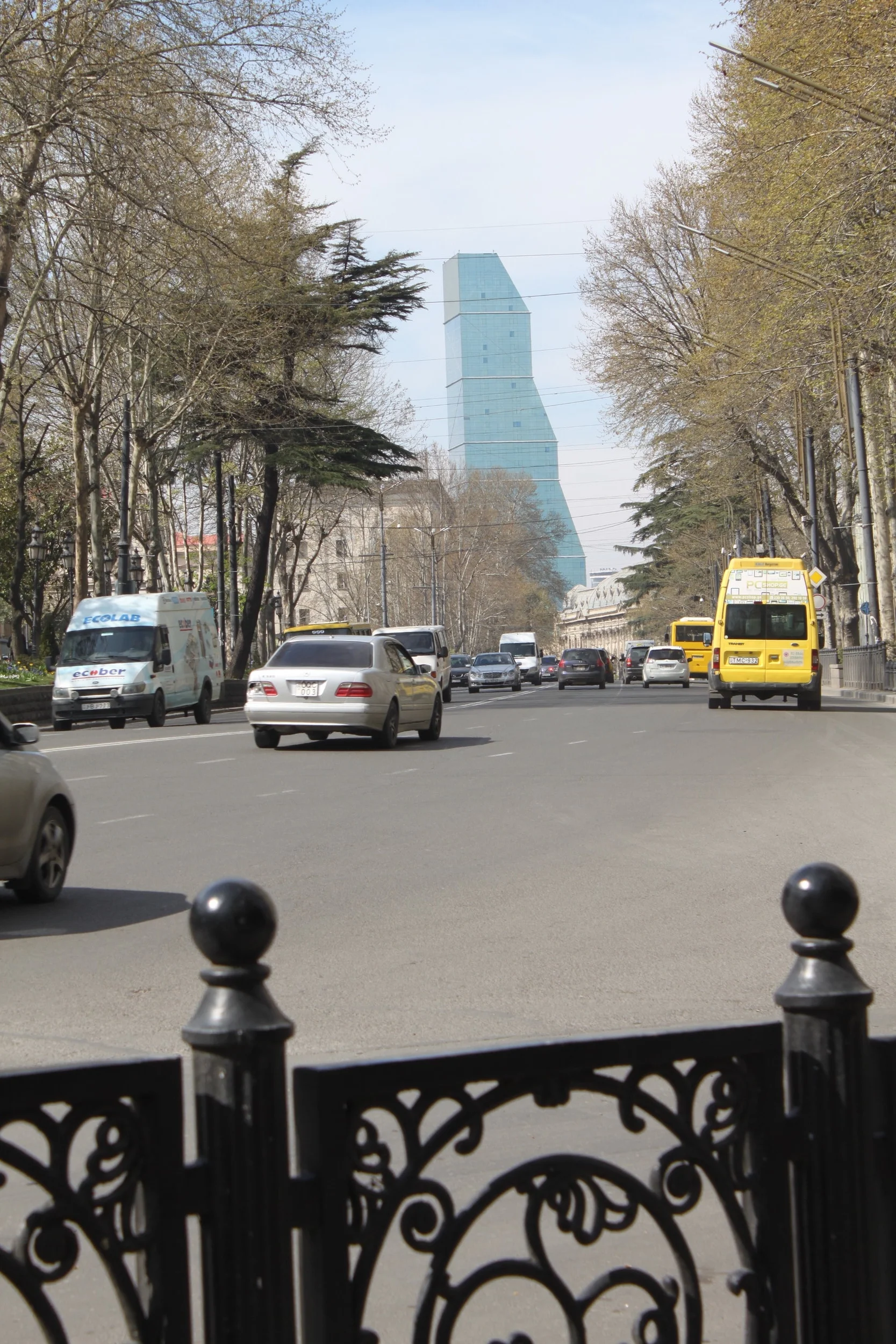 Проспекту Руставели идет весна