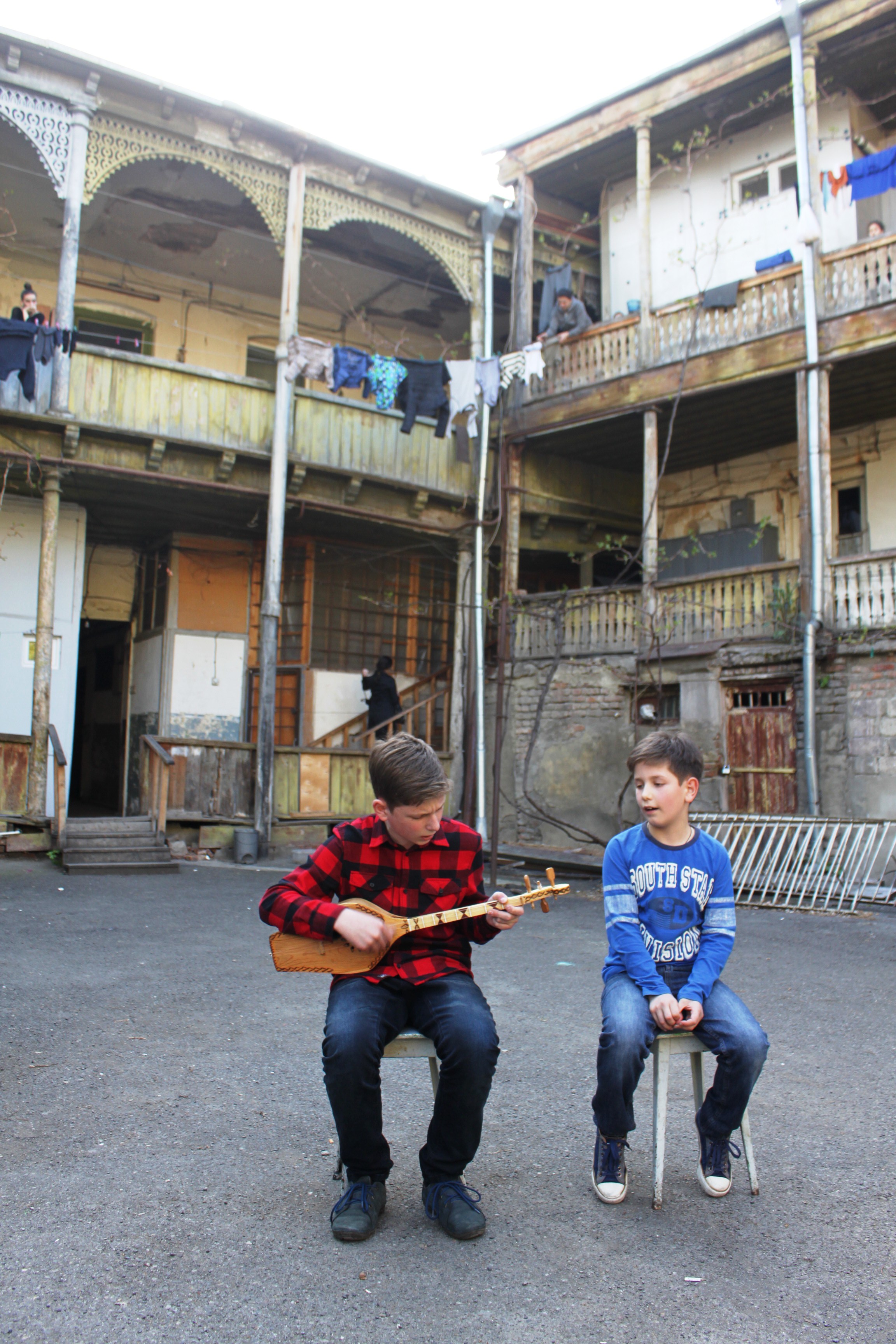 Жизнь тбилисского двора: несколько картинок