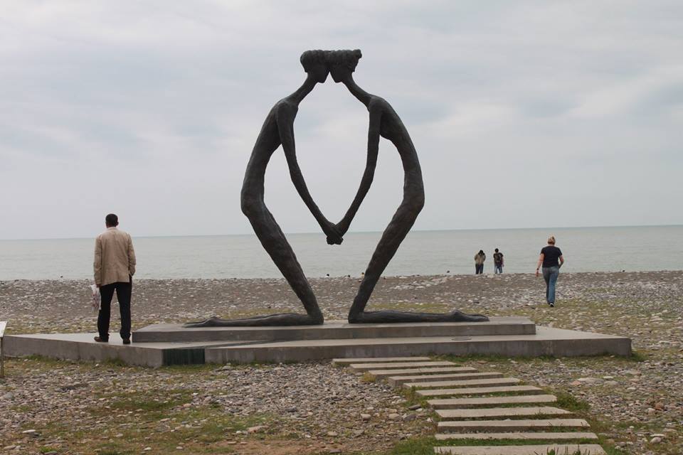 И они прошли мимо большой светлой любви