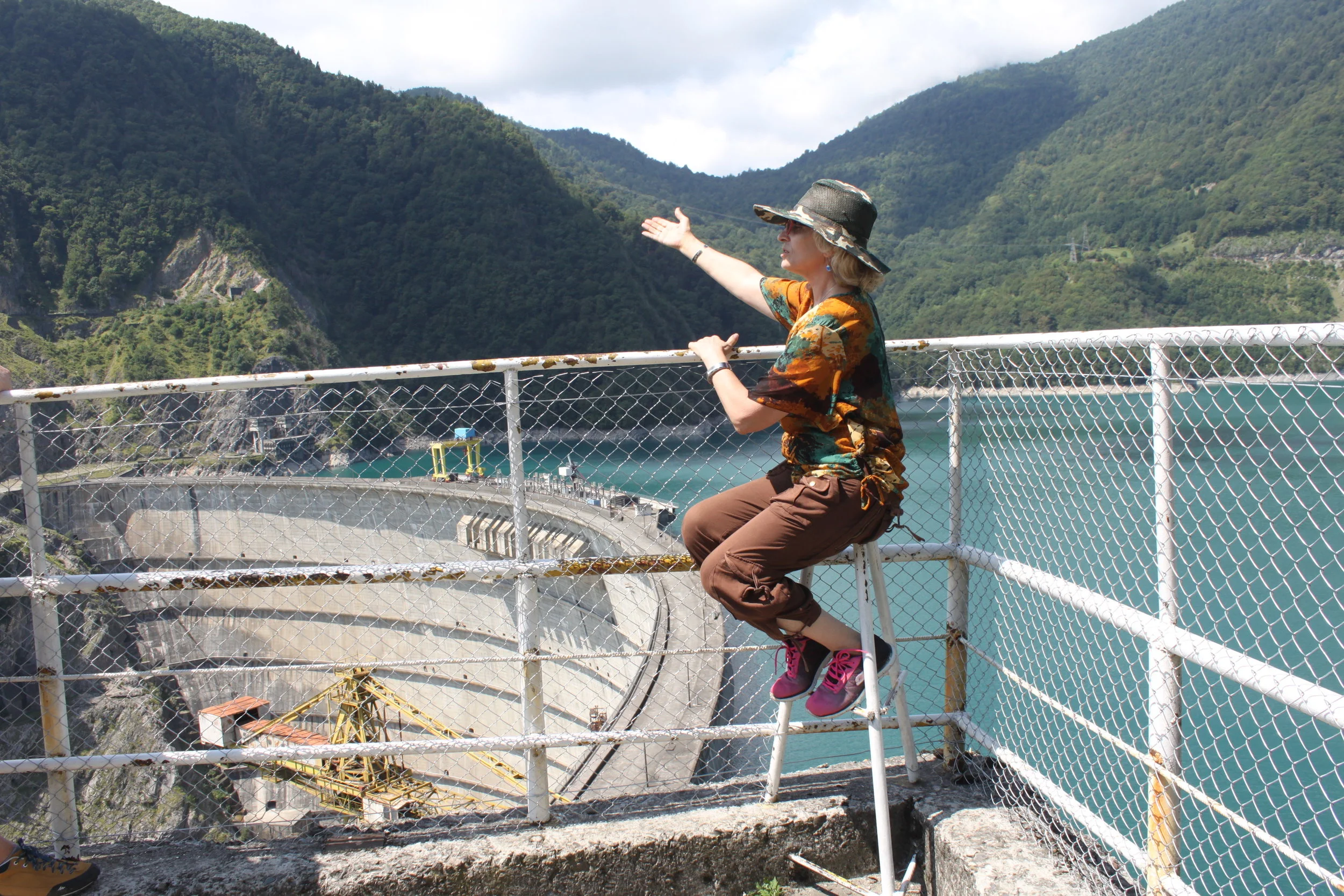 Громадное детище речки Ингури - ГЭС - хочет стать туристическими объектом