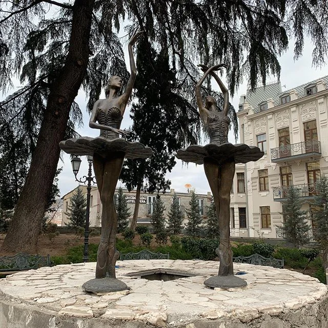 Балерины у театра оперы и балета в #Тбилиси. Вы здесь бывали? ;)
#опера #балет #грузинскийбалет #балерина #скульптура #грузия #поездкивгрузию