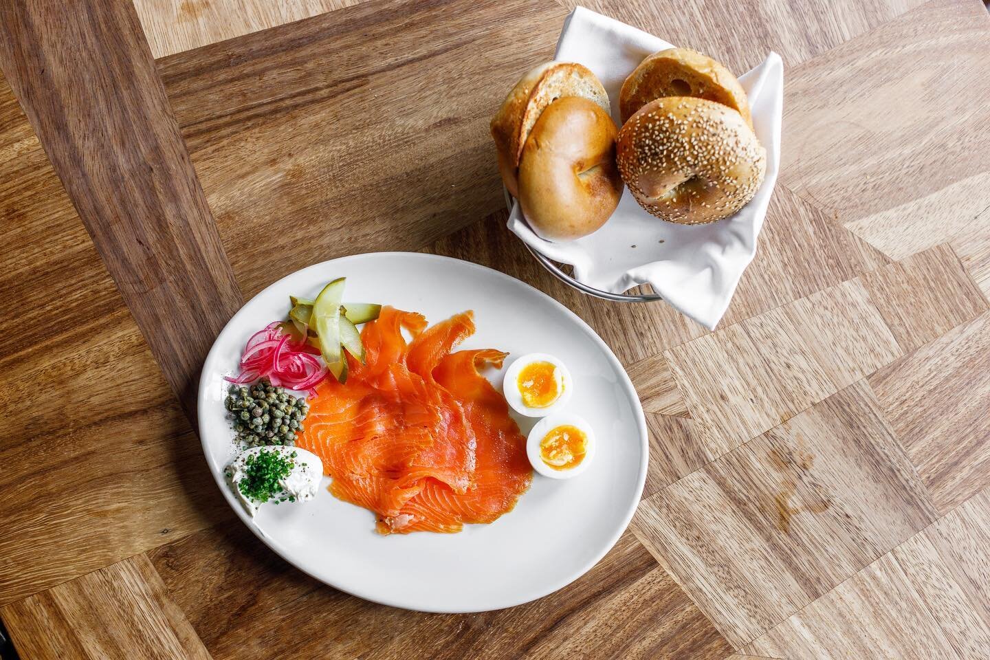 Another new addition to the menu, smoked bagel plate: @secretsmokehouse smoked trout, house pickles, boiled egg, cream cheese and chives with bagels from @paposbagels, on for brunch today.
@tmfharris
@jonrotheram
@ogierjohn
&bull;
&bull;
&bull;
📸 @a