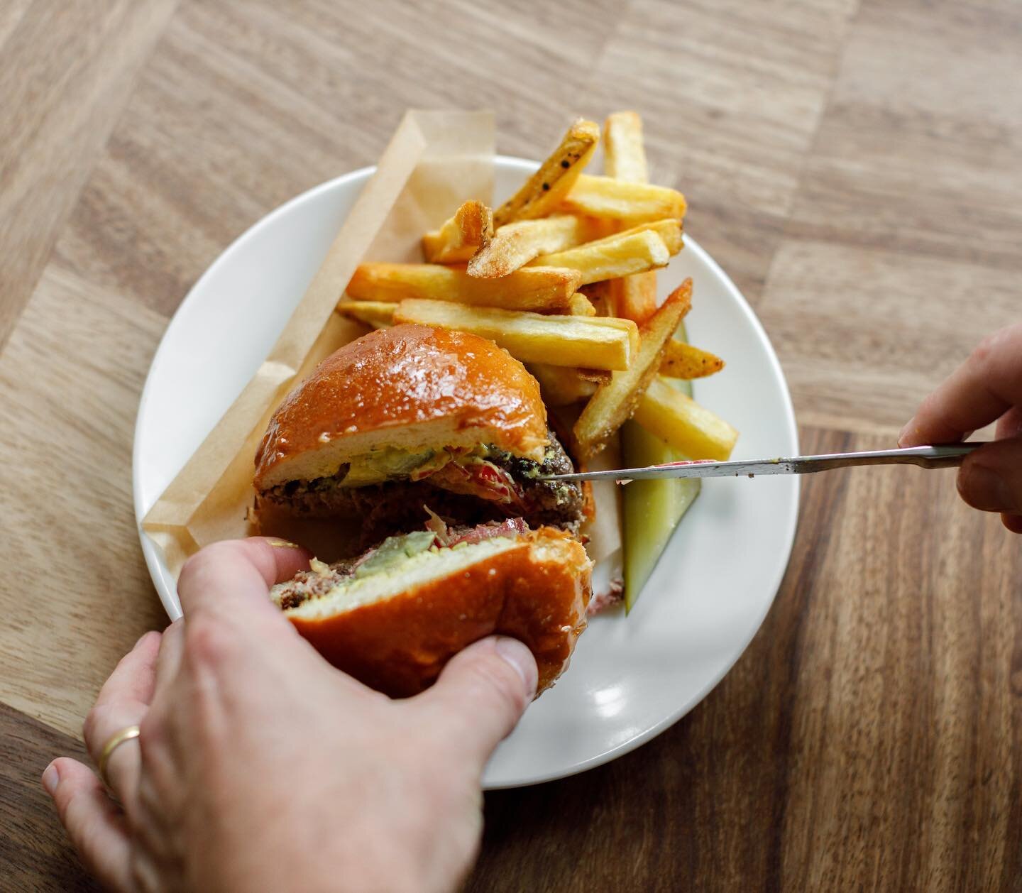 On the lunch menu. 🍔 🍟 
@tmfharris
@ogierjohn
@jonrotheram
📸 @antonrodriguez
&bull;
&bull;
&bull;
#marksmanpublichouse
#marksmanpub
#marksmandiningroom
#marksmanterrace
#marksmancellarroom
#londonrestaurants
#londonpubs
#hackneyrestaurants
#hackne