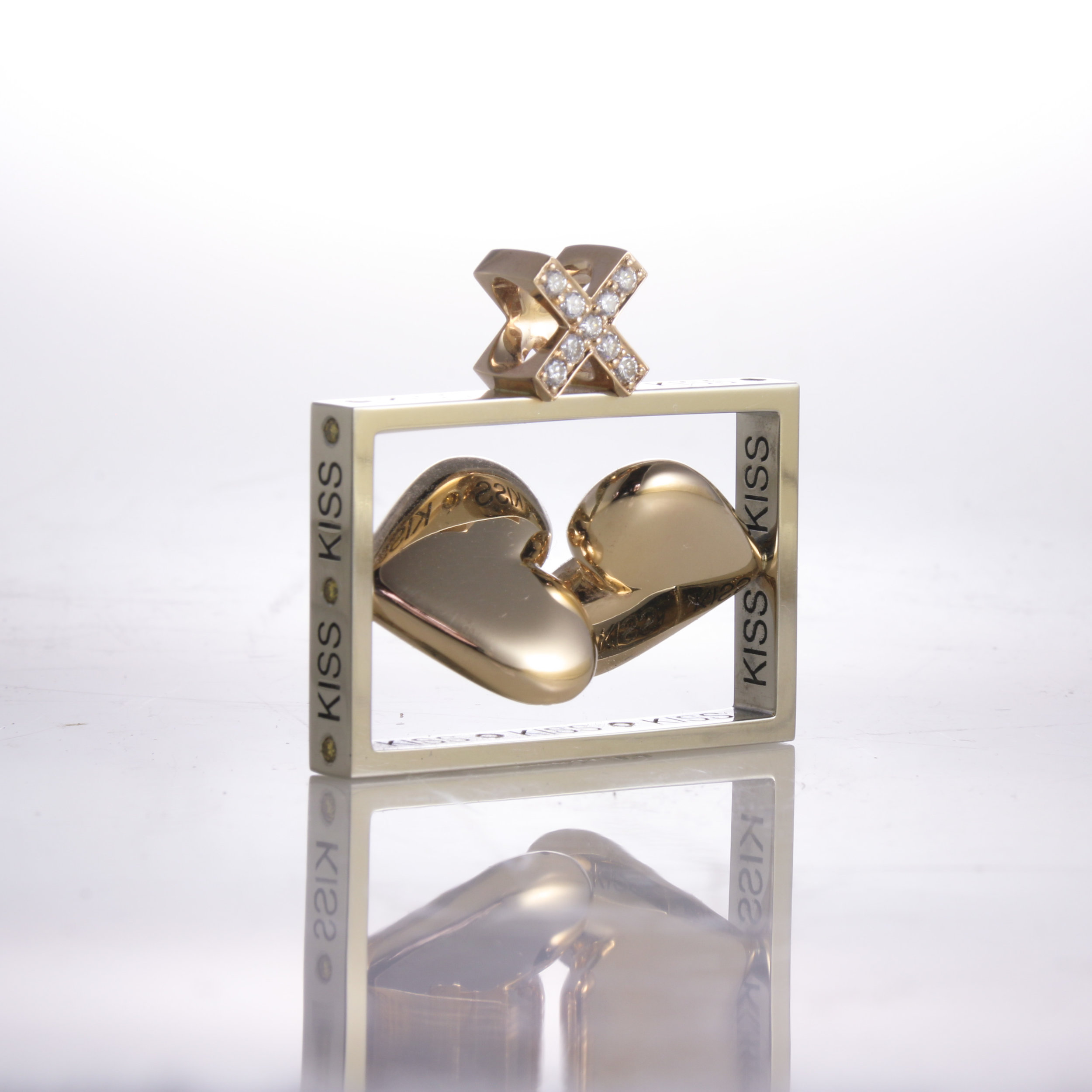   Kiss Pendant   white gold, yellow gold, diamonds 