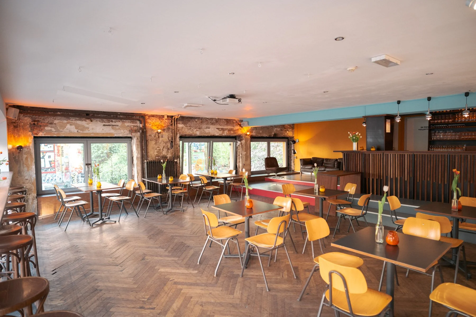 Gemütlicher Salon der Eventlocation Haus 73 Hamburg – Räume für Workshops und Teambuilding