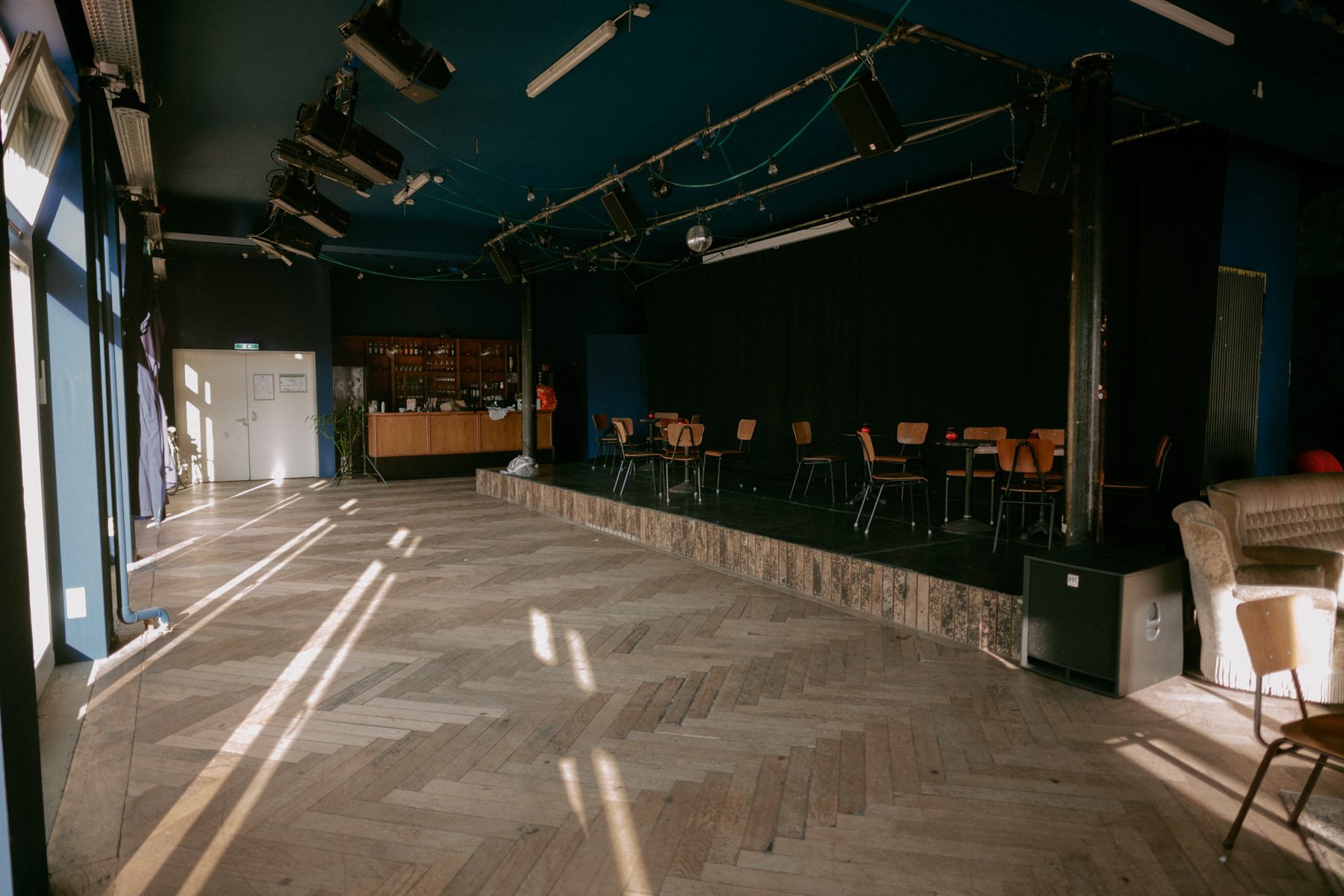 Innenansicht des Saals der Partylocation Haus 73 Hamburg – flexibel für Firmenfeiern und Networking-Events