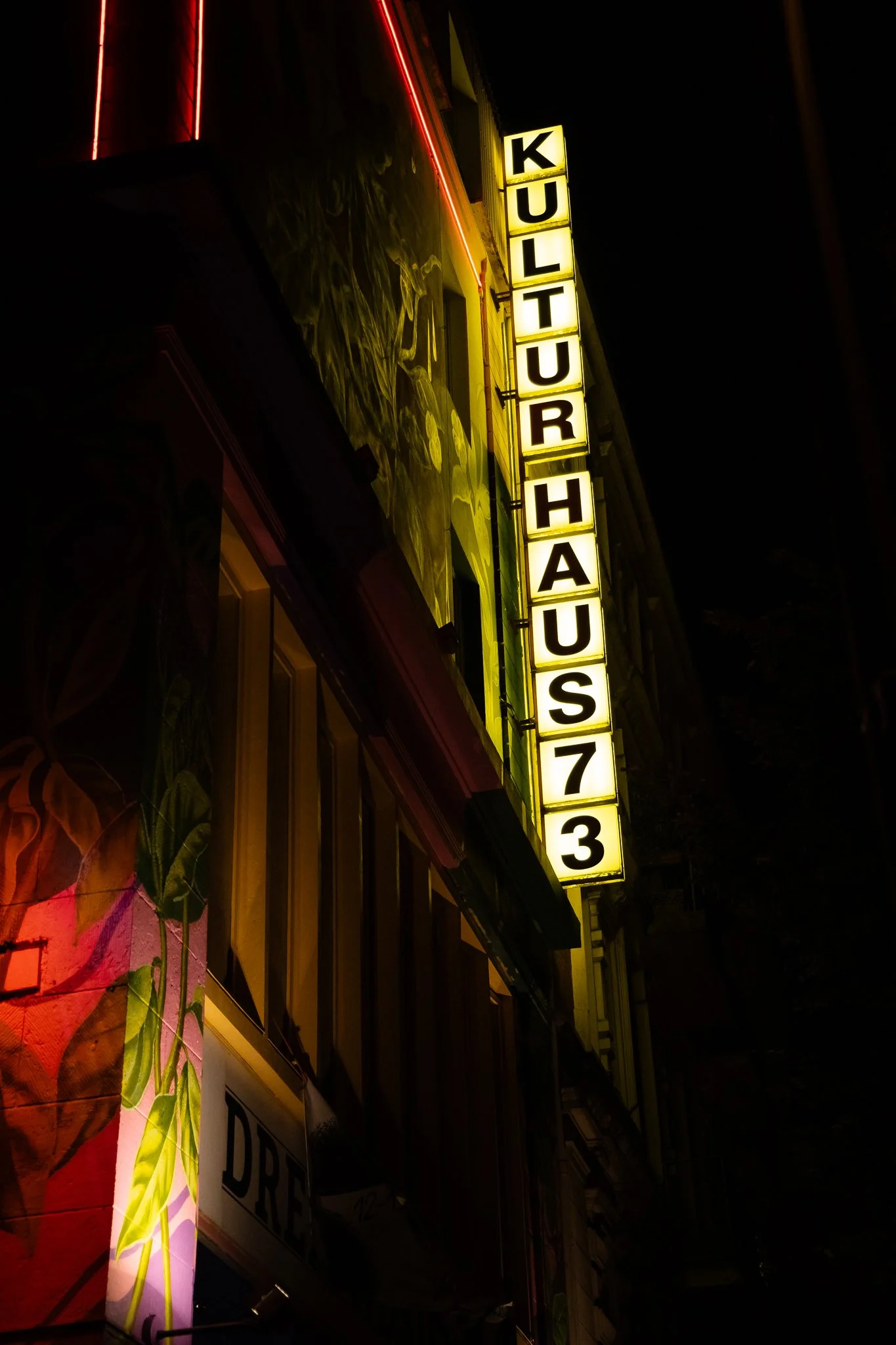 Die Leuchtschrift "Kulturhaus 73" an der Außenfassade.