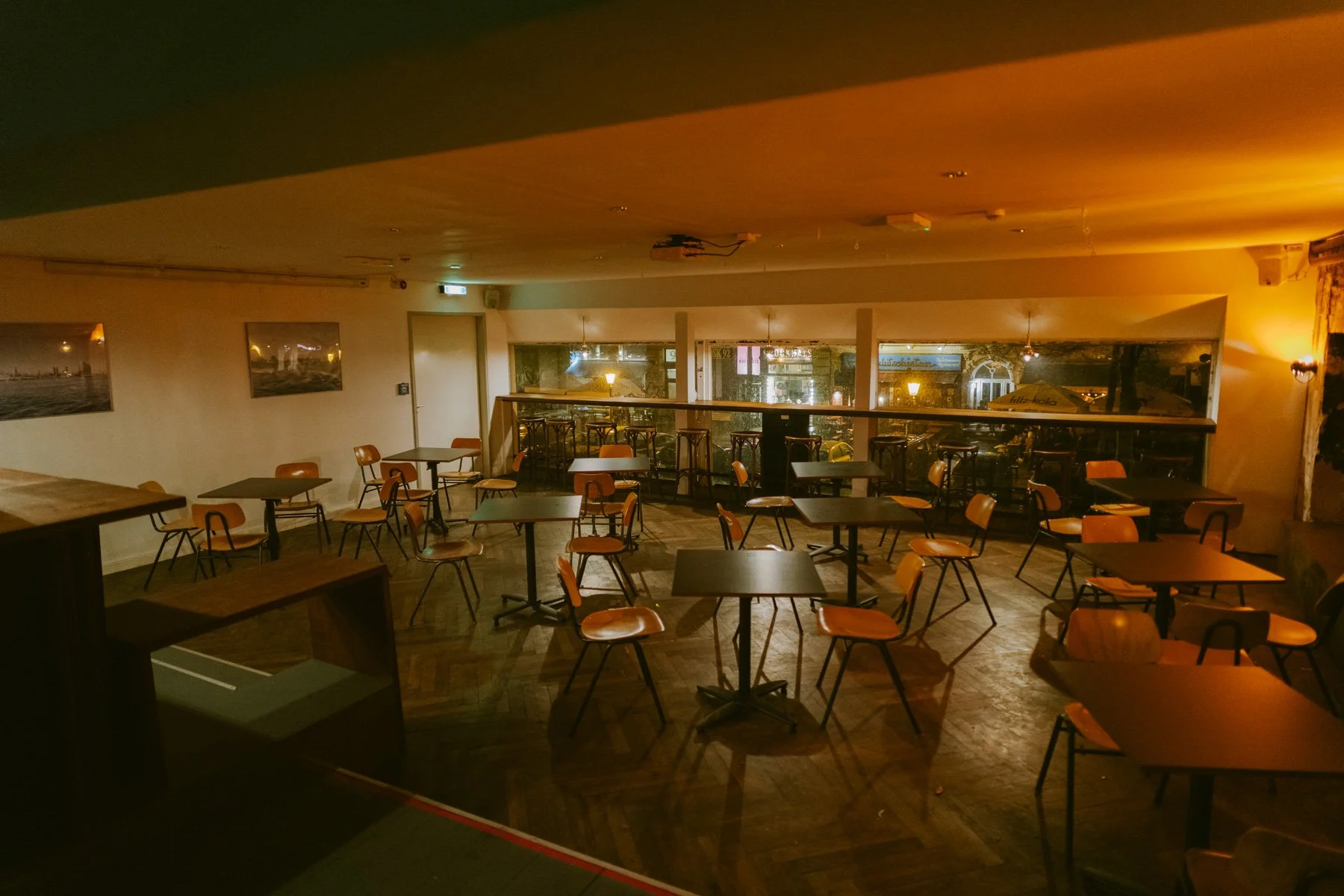 Salon der Eventlocation Haus 73 Hamburg Sternschanze – ideal für kleine Privatfeiern und Geburtstagsfeiern