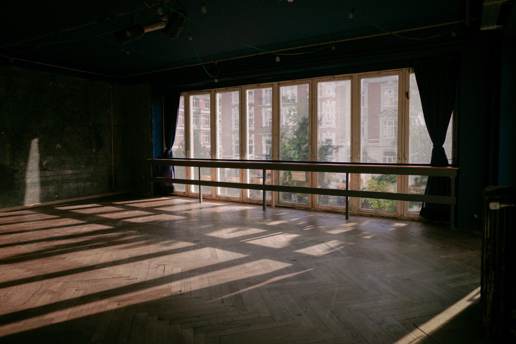 Innenansicht des Saals der Eventlocation Haus 73 in Hamburg Sternschanze – vielseitiger Raum für Seminare, Firmenevents und Feiern