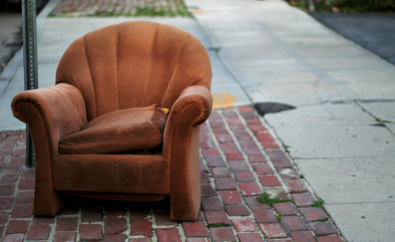 TOSS ANYTHING BROKEN OR DAMAGED Go through your home and throw out anything that is broken or damaged. It sounds silly to say, but we often get used to certain things such as a cracked planter pot or broken outdoor light. It takes just a few minutes to walk around and clear your home of broken things that you simply haven't gotten around to dealing with. While you're at it, replace any light fixtures or exterior light bulbs that have burned out. This helps boost curb appeal should visitors come during the more dimly lit hours.
