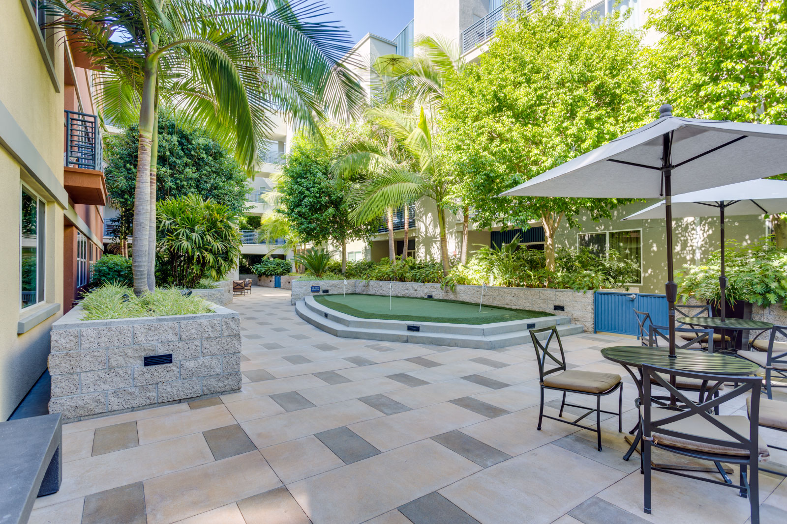 Community Patio w/ Putting Green