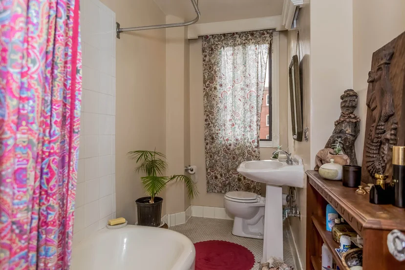 015-Bathroom-1404673-mls.jpg