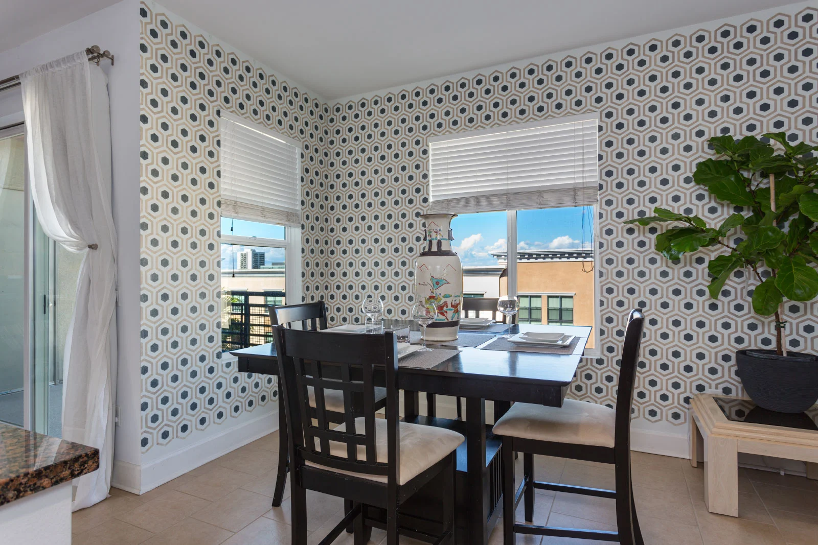 300 E 4th st.&nbsp;#404LONG BEACH, CA 908023 Bed/2 Bath/ 1,620 sq ft