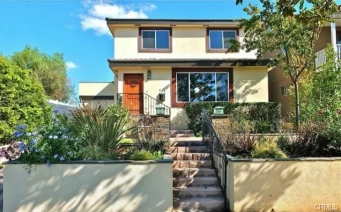 764 LOS ALTOS LONG BEACH, CA 90804 2 bed / 2 bath / 880 sq ft
