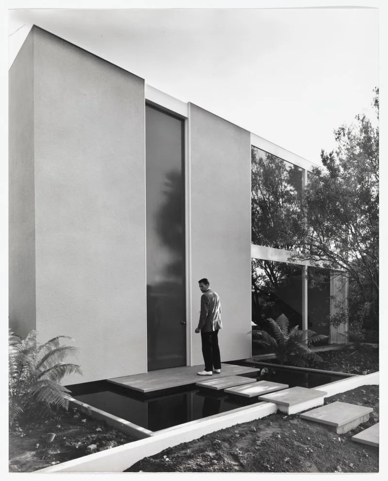 Exterior of Case Study House No. 25, designed for Eddie Frank by the firm of Killingsworth, Brady, Smith &amp; Associate, 1961 © J. Paul Getty Trust. Getty Research Institute, Los Angeles (2004.R.10)