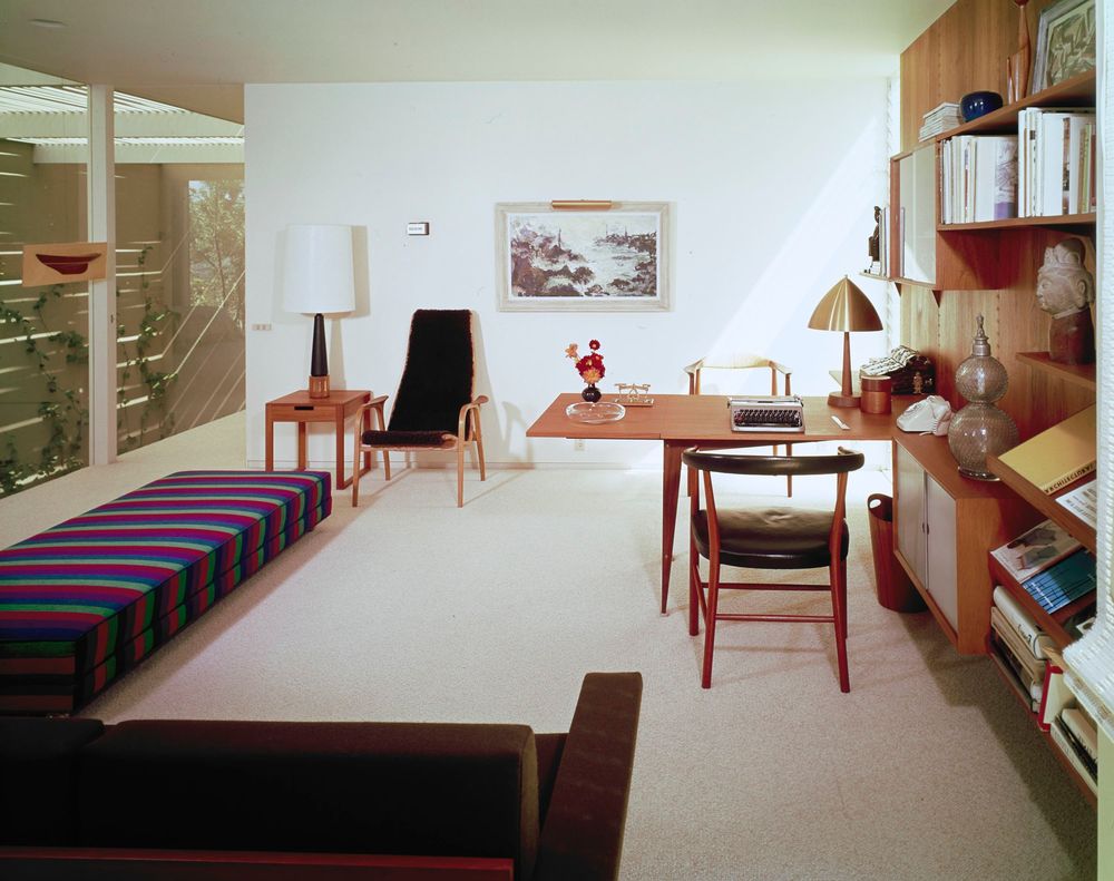 Appointments in the study of Eddie Frank’s home included a Hans Wegner arm chair, a lounge chair by Yngve Ekstrom, and a sofa by Rasted & Relling. © J. Paul Getty Trust. Getty Research Institute, Los Angeles (2004.R.10)