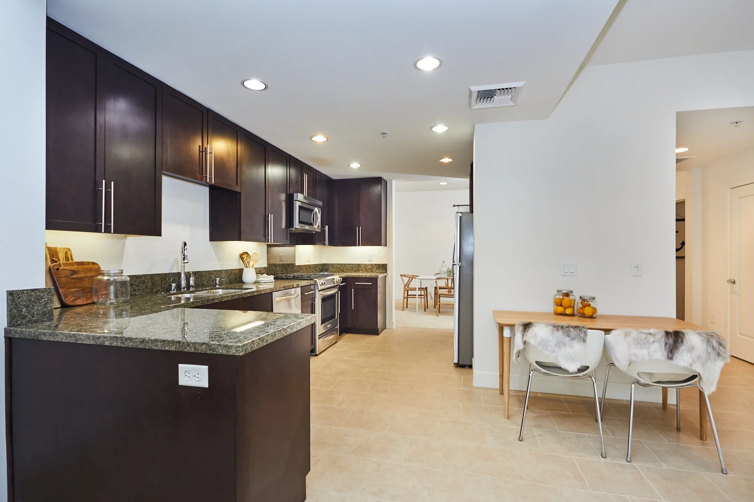 300 East 4th St. #208 2bed/2bath 1450sqft