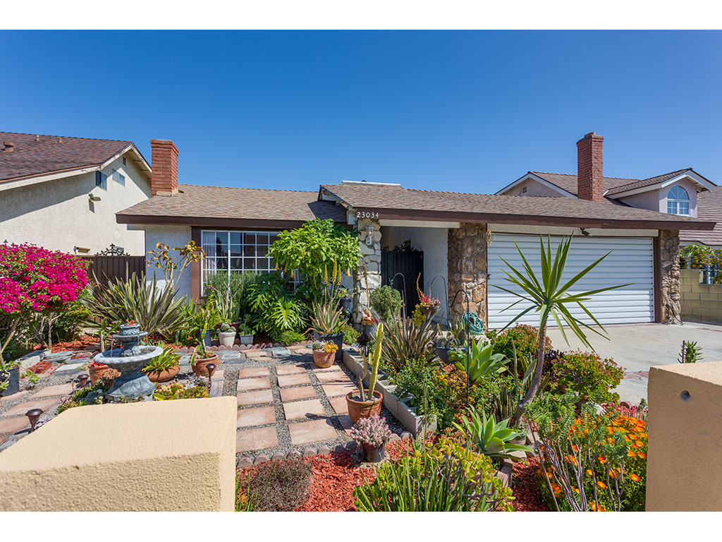 front-exterior-close_25336593414_o.jpg