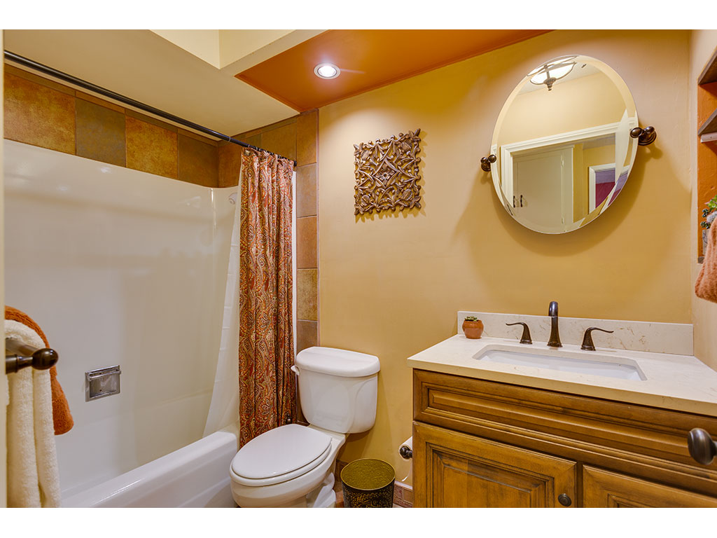 hall-bath_25943386086_o.jpg